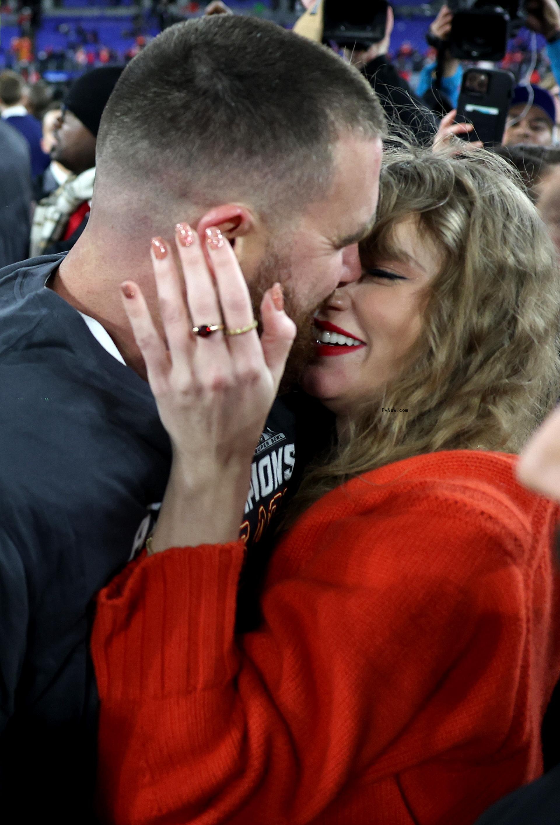 Taylor Swift kissing Travis Kelce 