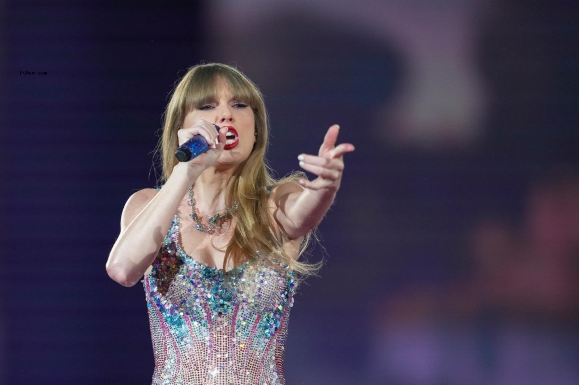 Taylor Swift's white nail polish