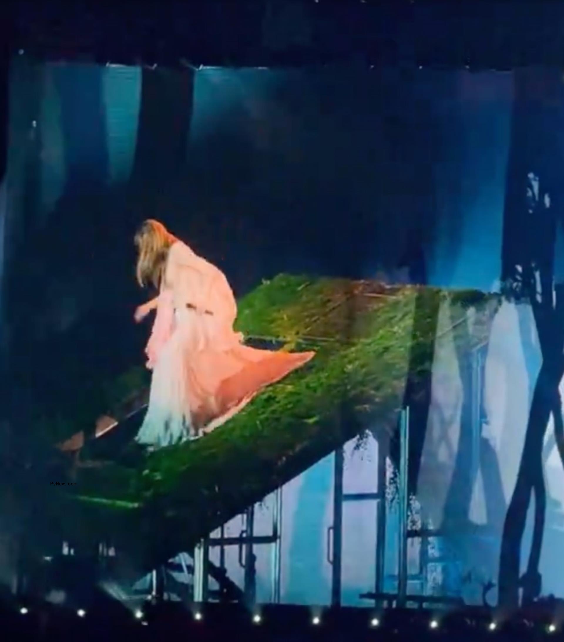 taylor swift walking down stairs of a roof (co<i></i>ncert set)
