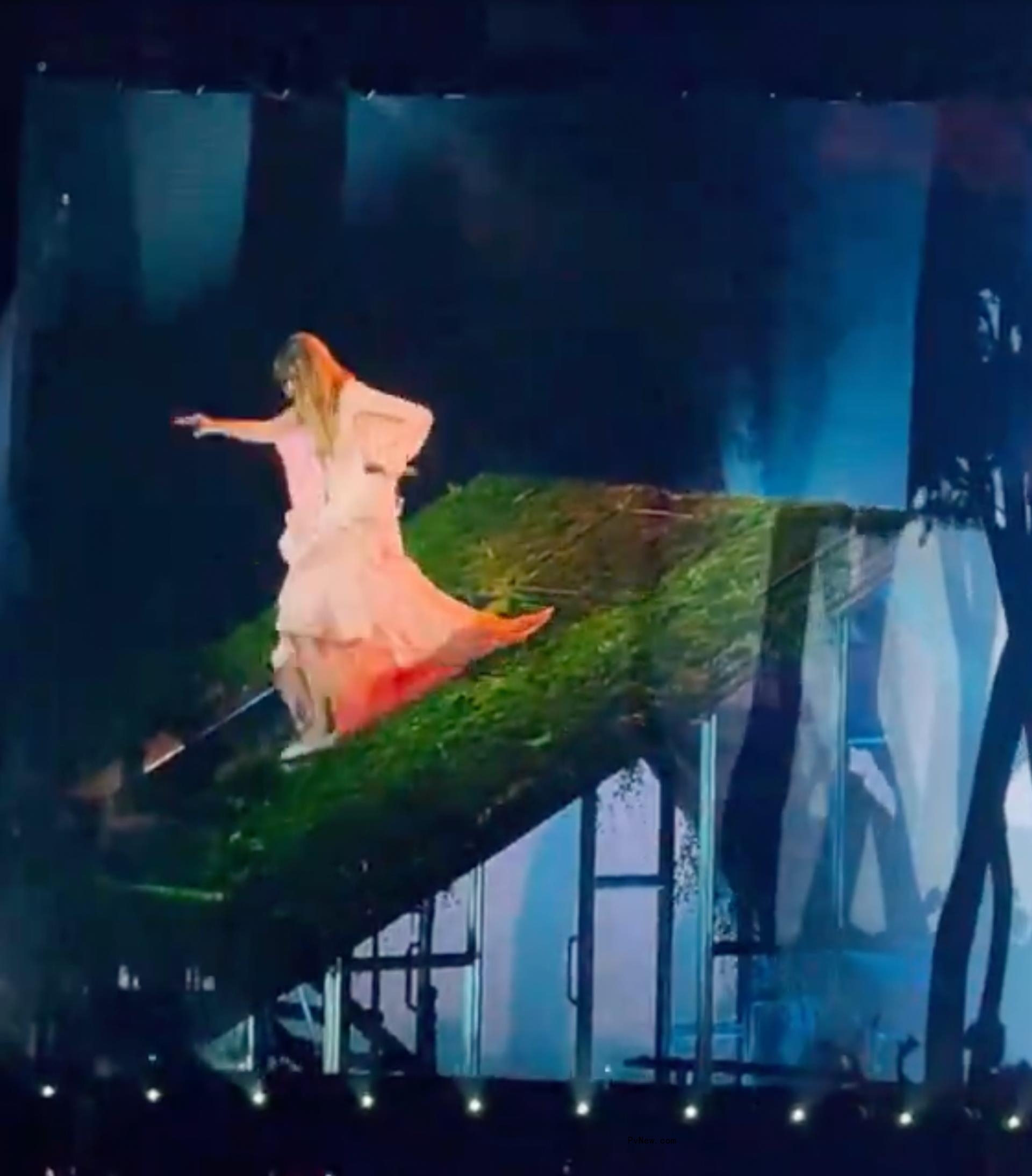 taylor swift tripping down stairs but catching herself