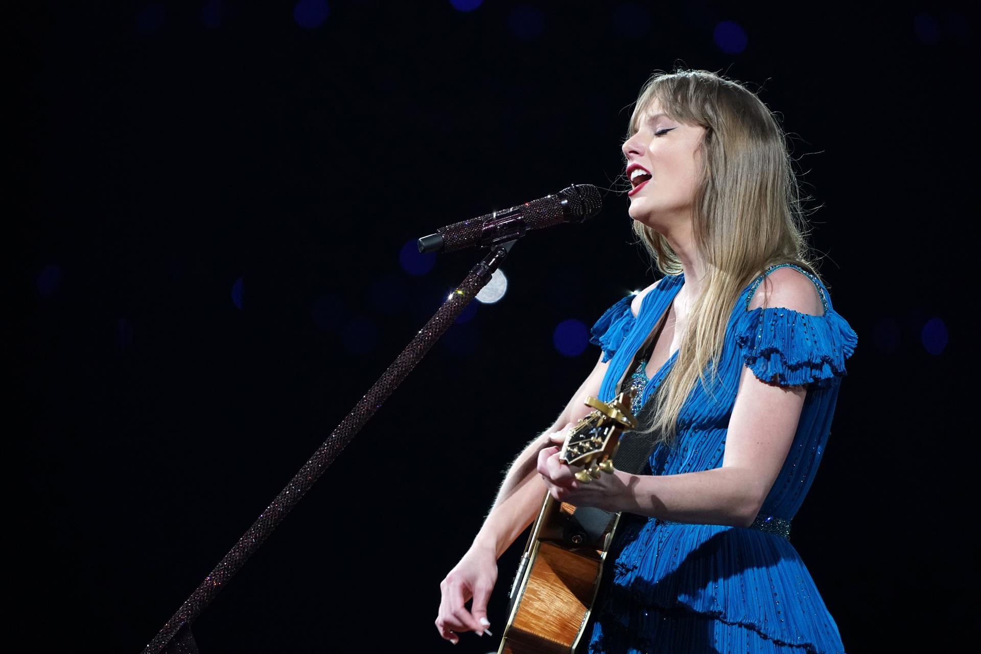 Taylor Swift performing.