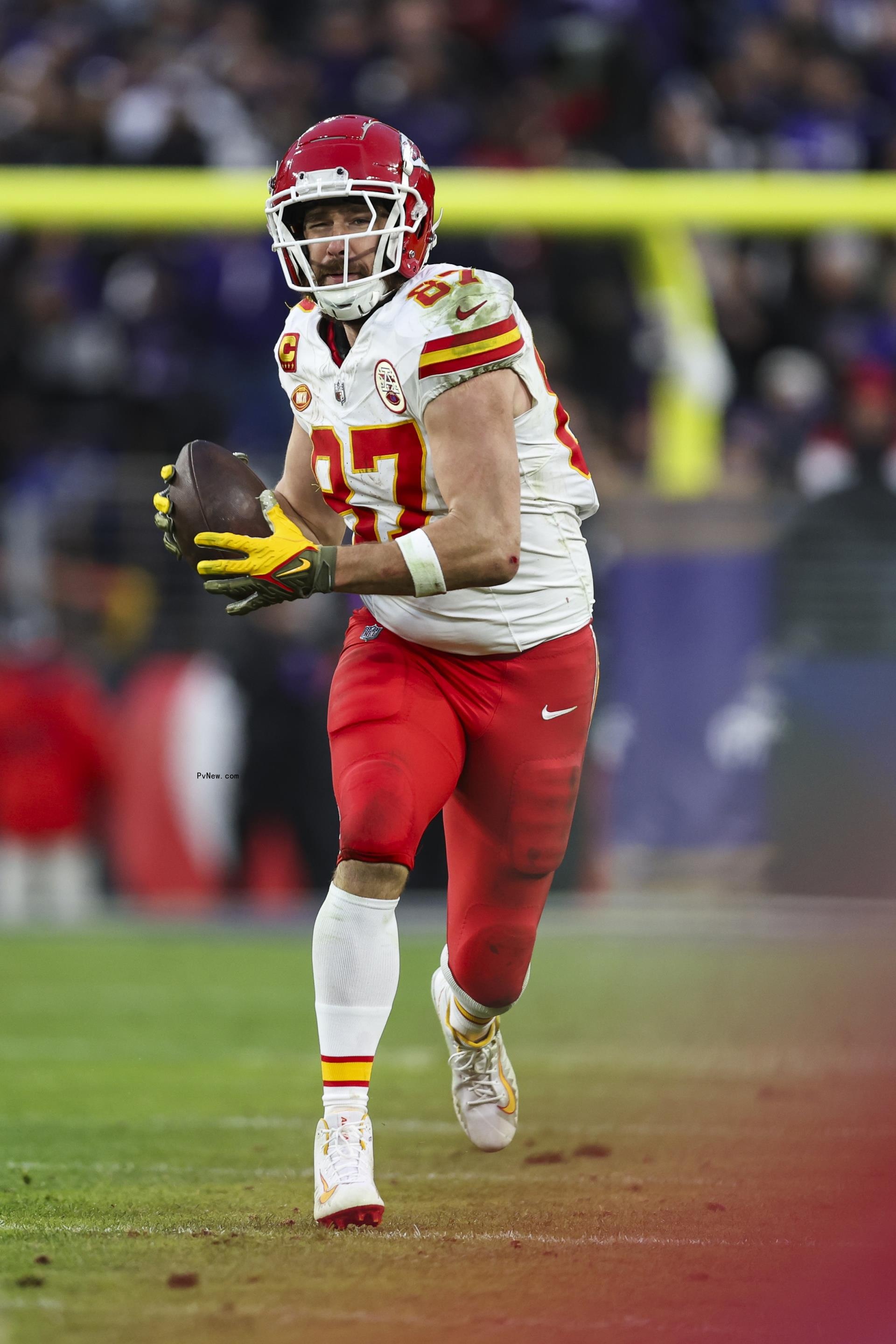 Travis Kelce playing football.