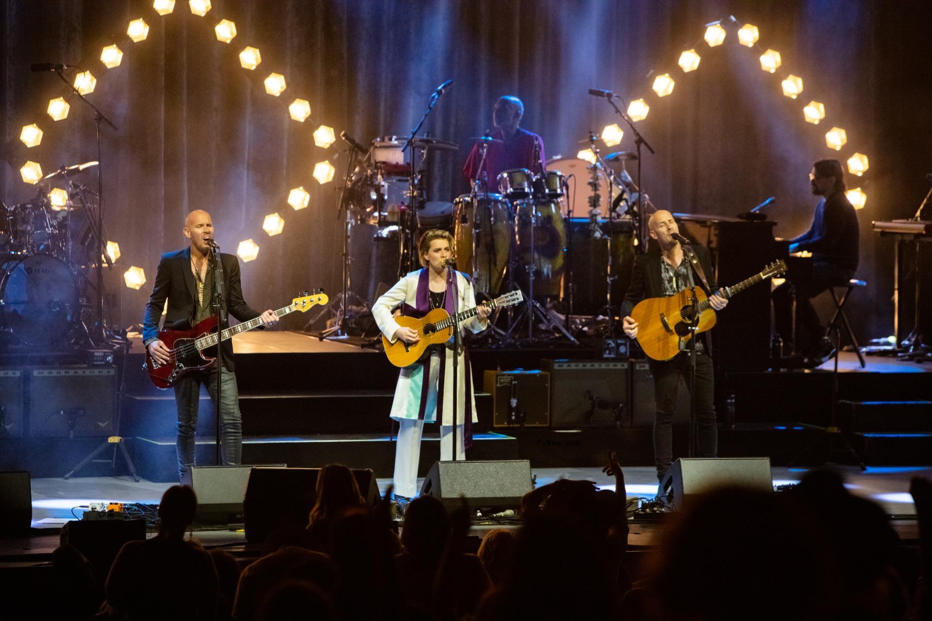 Brandi Carlile Vows Roe v. Wade Rollback ‘Will Be Undone’ During a Supreme Greek Show: Co<i></i>ncert Review