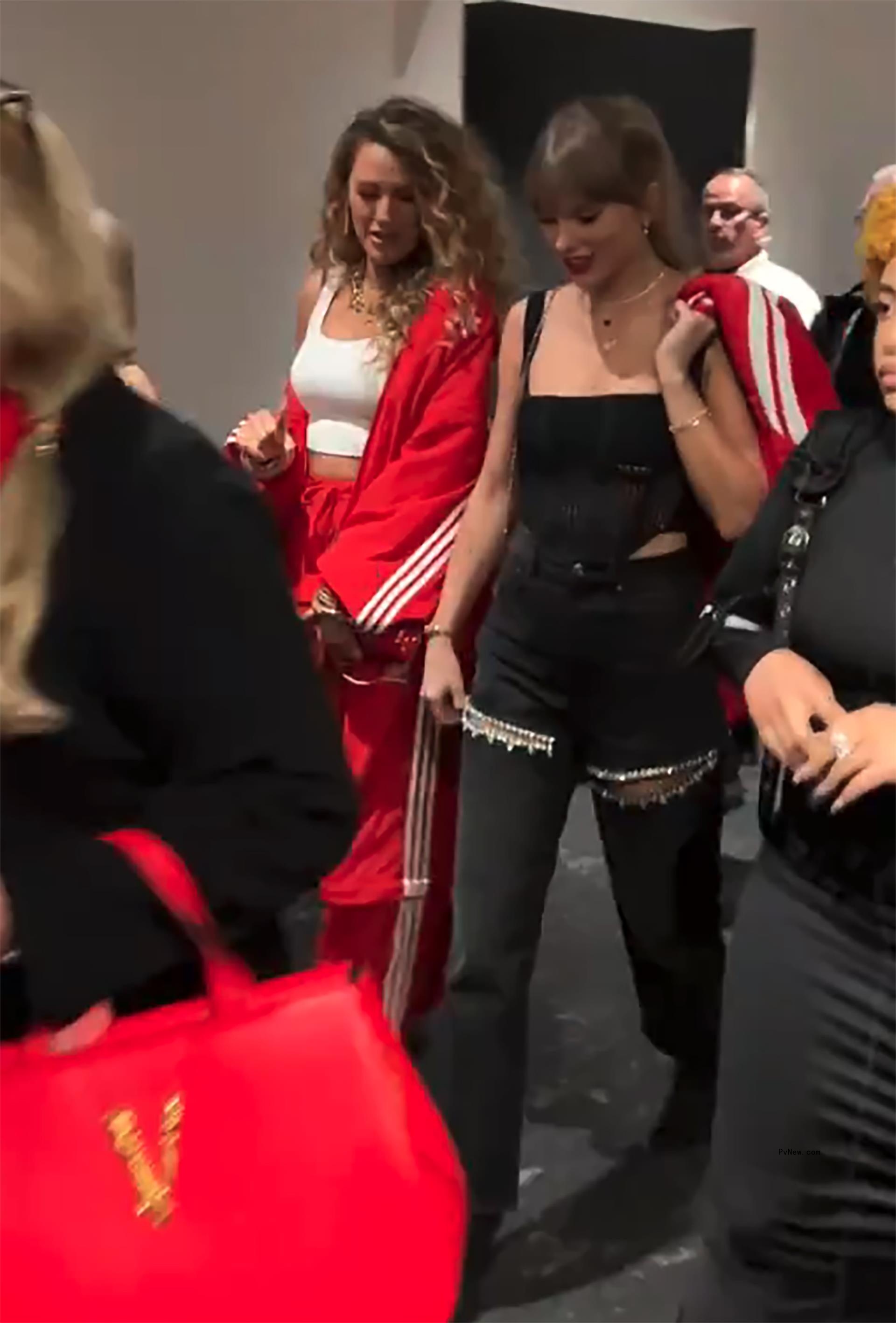 Taylor Swift arrives with Blake Lively to the Super Bowl