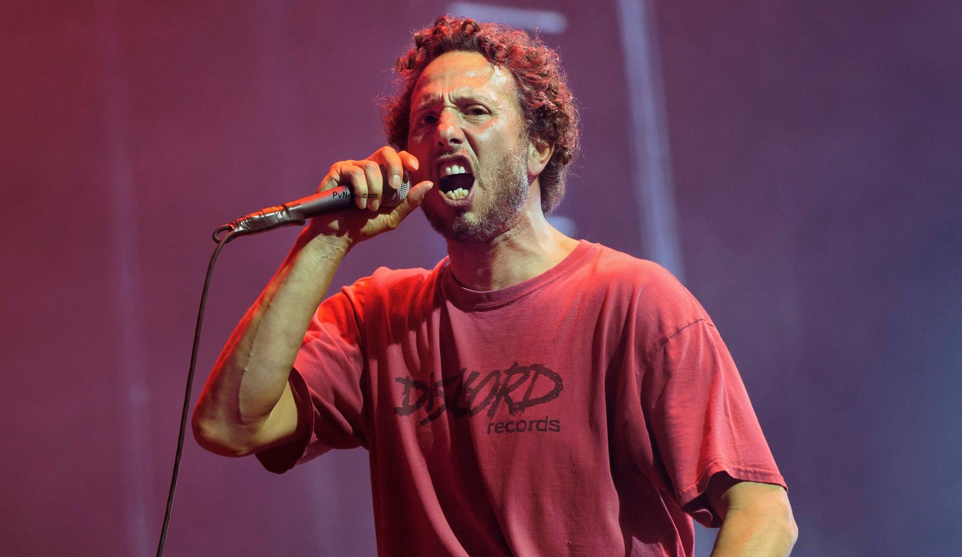 Rage Against the Machine’s Zack de la Rocha Injures Leg, Performs Seated at Chicago Show