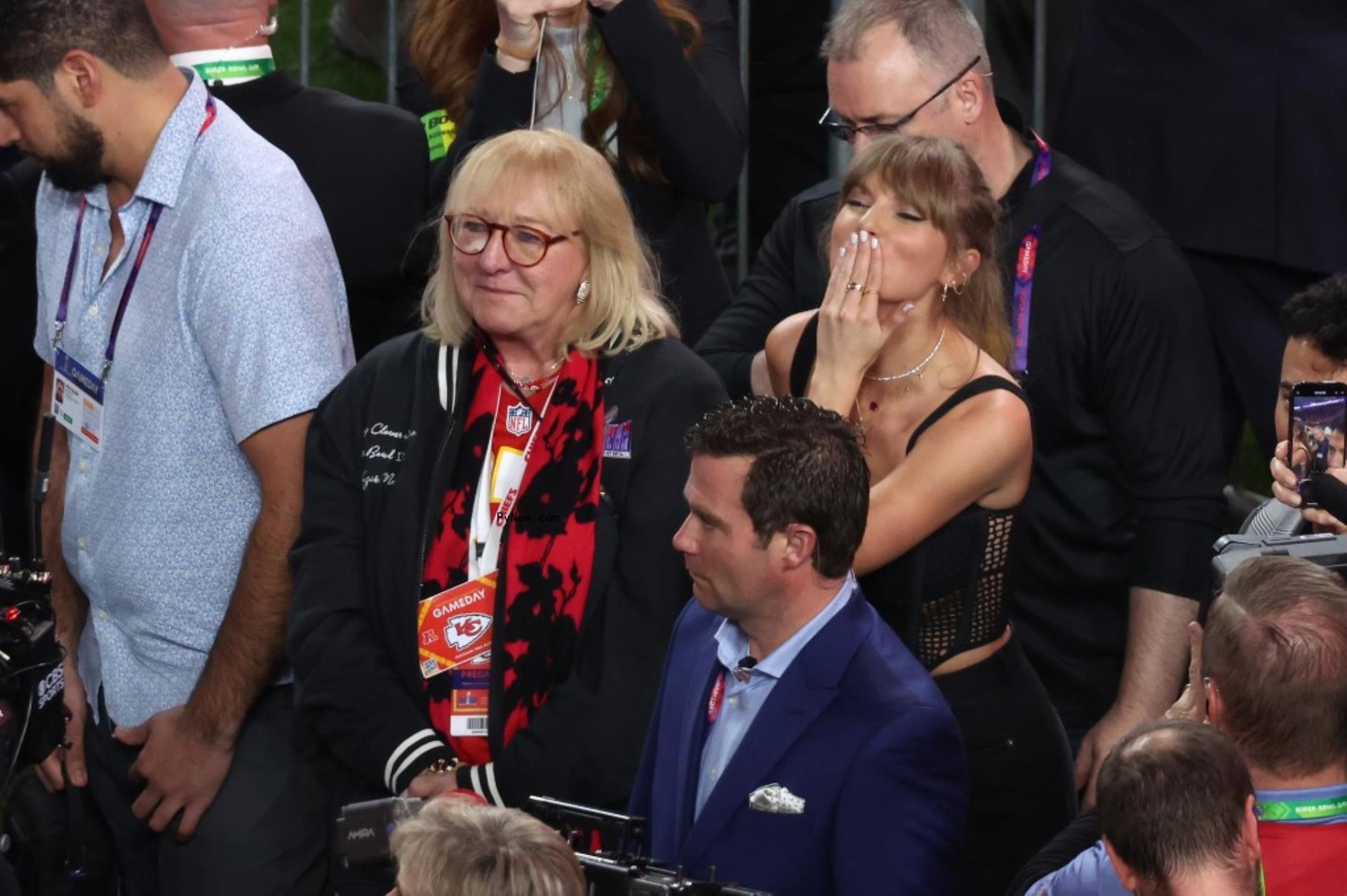 taylor swift blowing kisses next to do<i></i>nna kelce