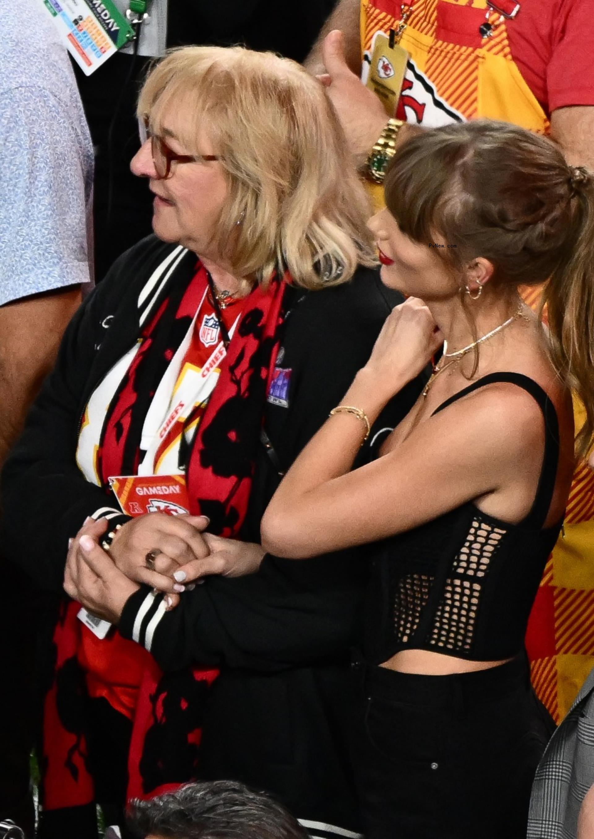 do<i></i>nna kelce holding taylor swift's hand