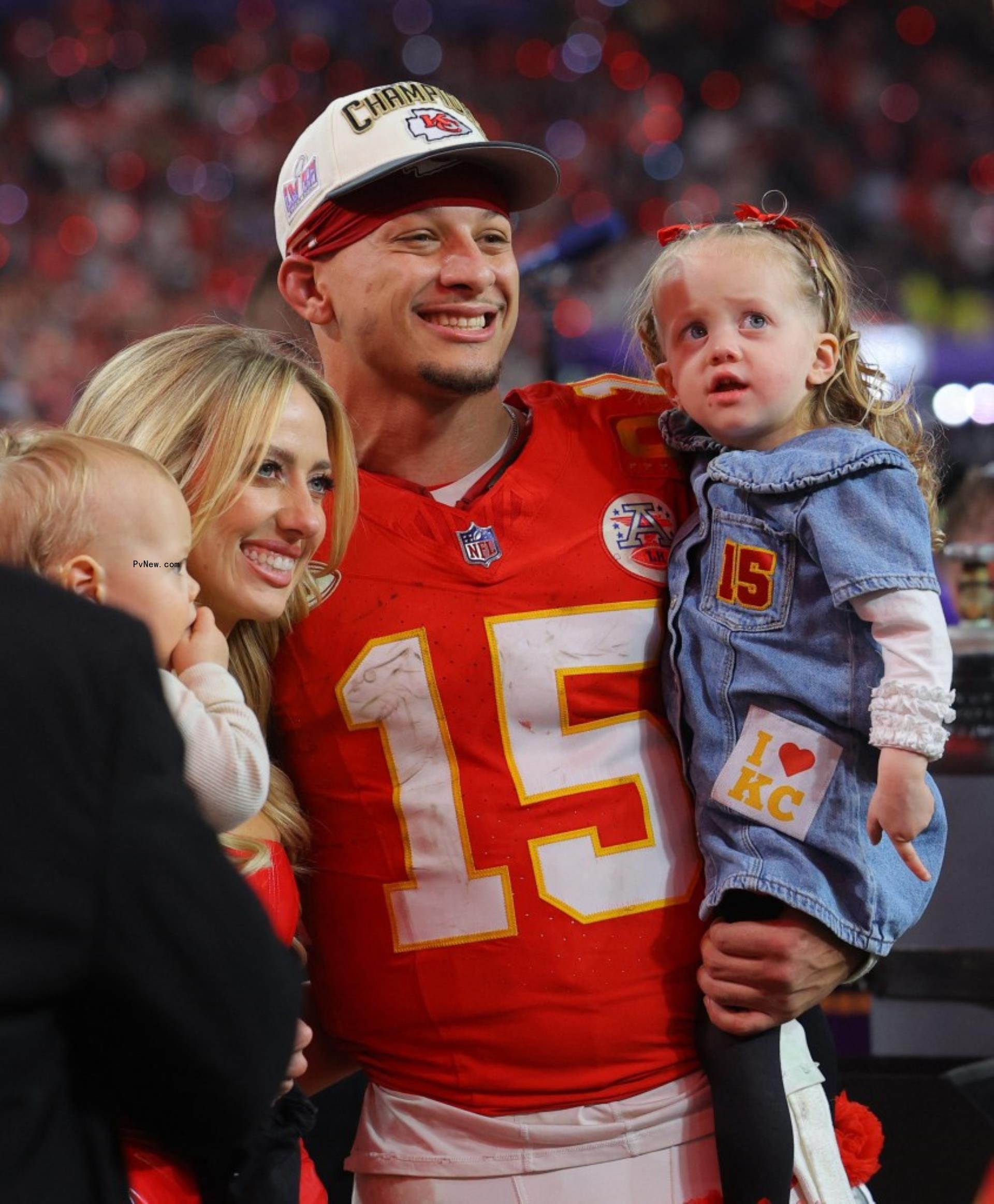 Jason Kelce and Patrick Mahomes
