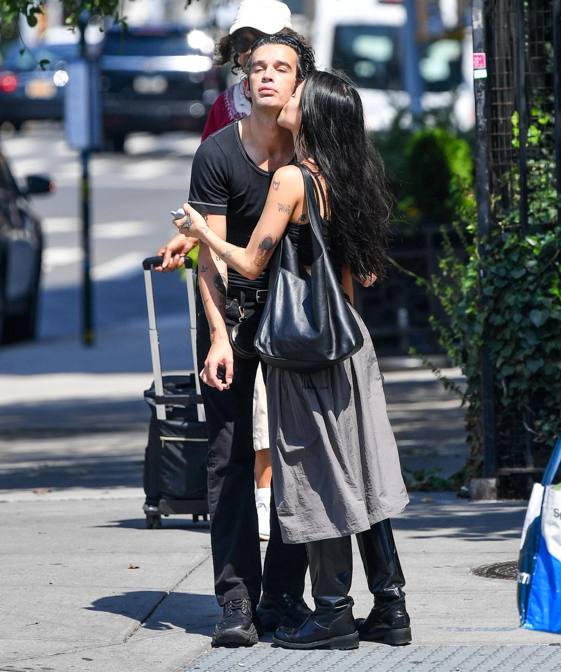 Matt Healy and model Gabbriette Bechtel kissing