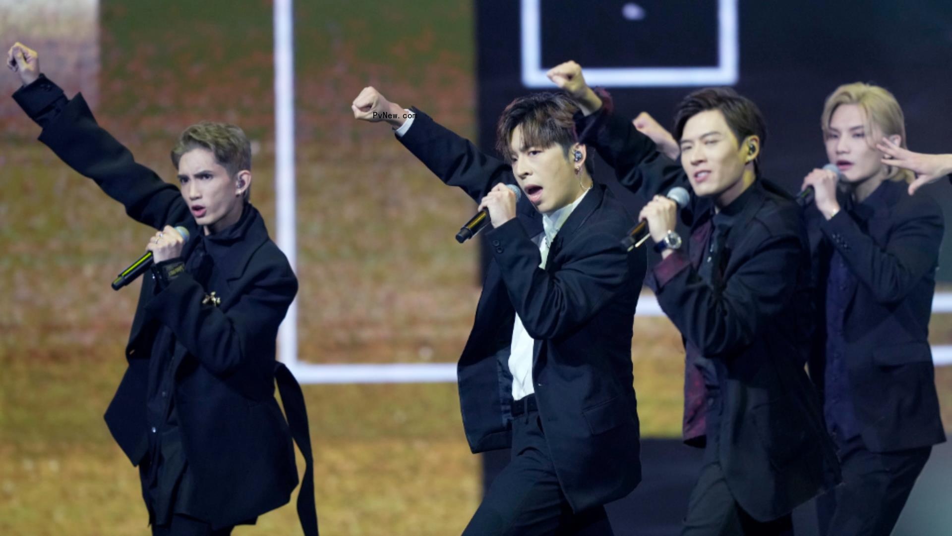 Giant LED Screen Falls and Injures Two Dancers at Co<i></i>ncert for Hong Kong Boy Band Mirror