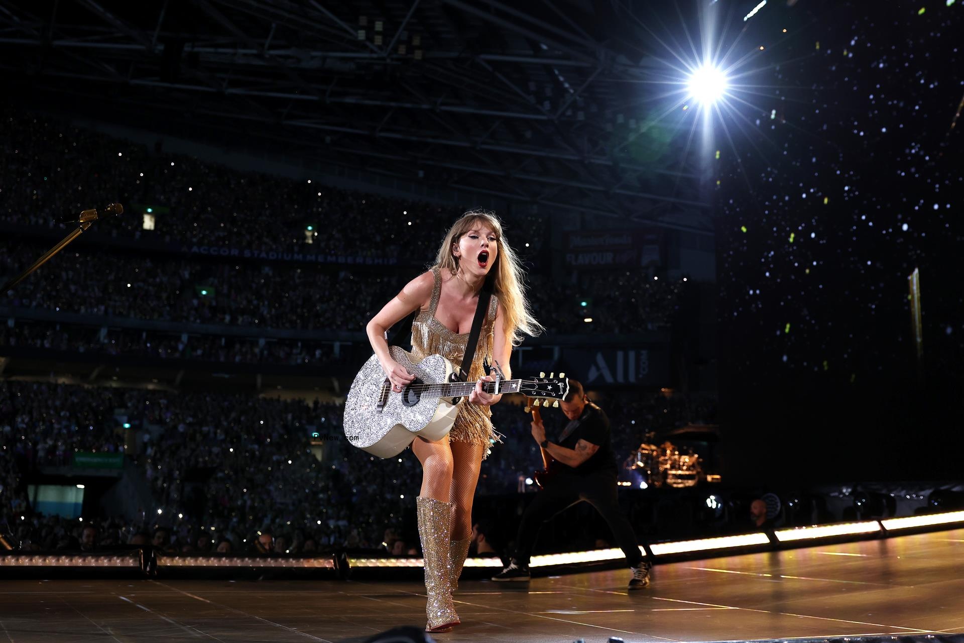 taylor swift playing guitar