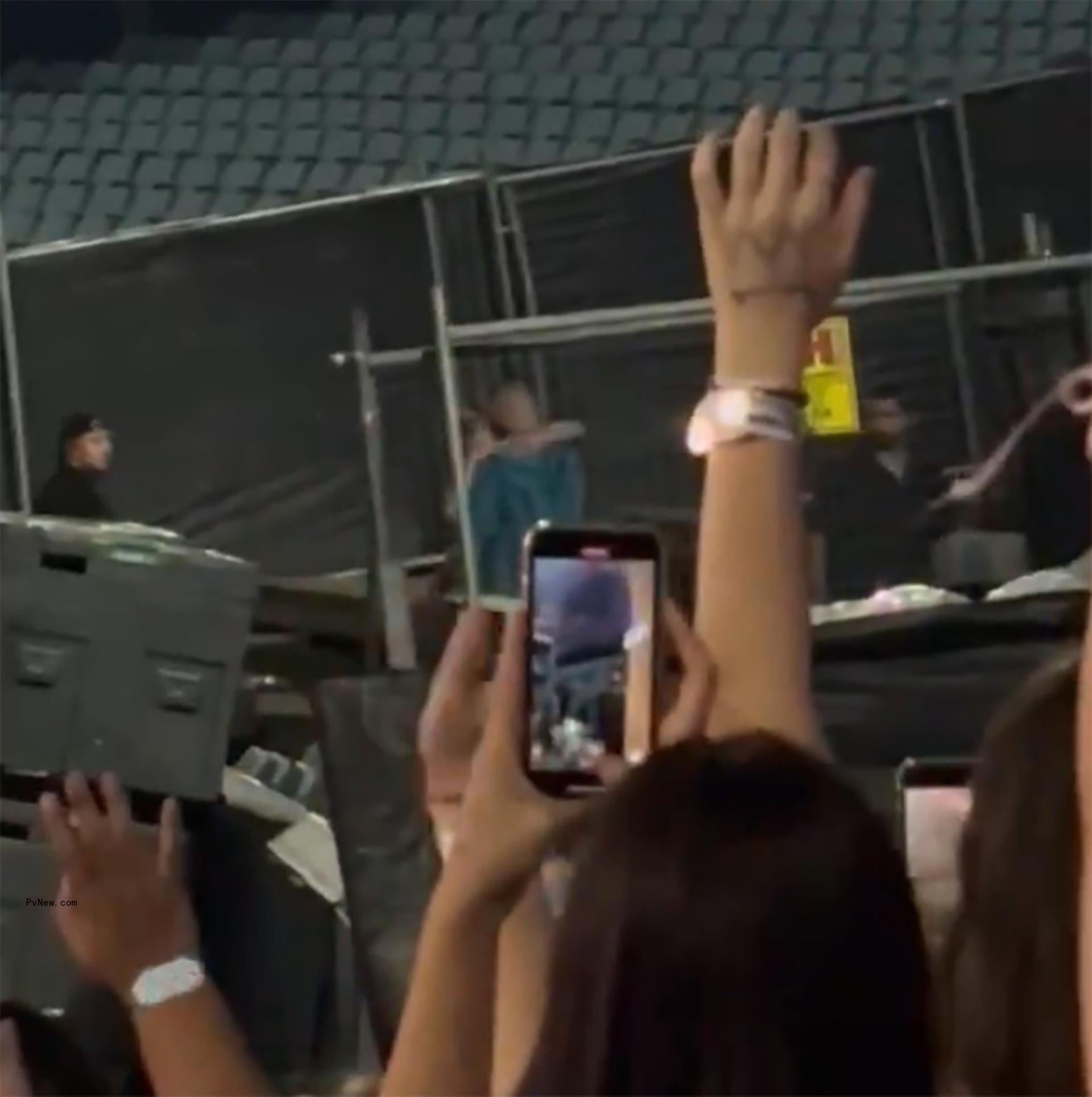 travis kelce taylor swift kissing at eras tour sydney