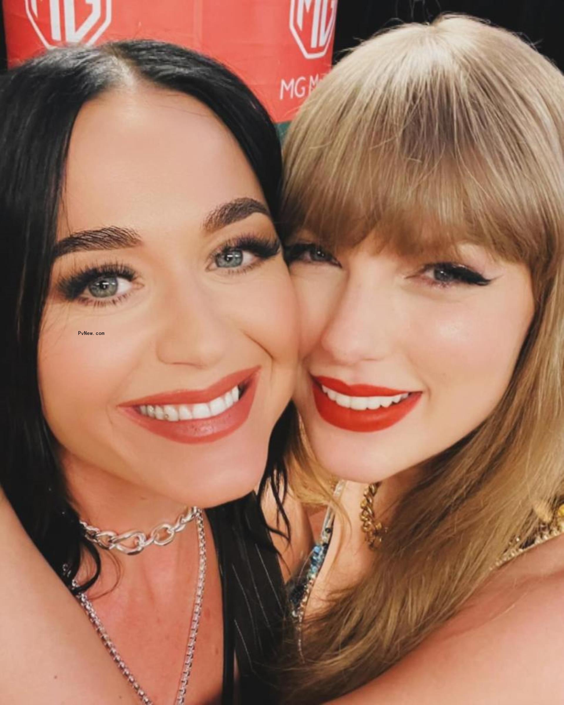 Katy Perry and Taylor Swift hugging.