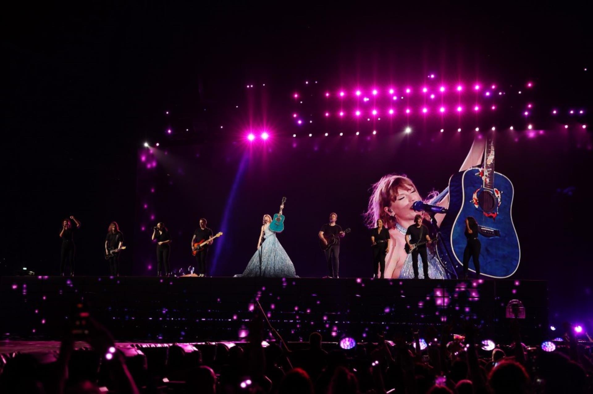 Taylor Swift on stage.