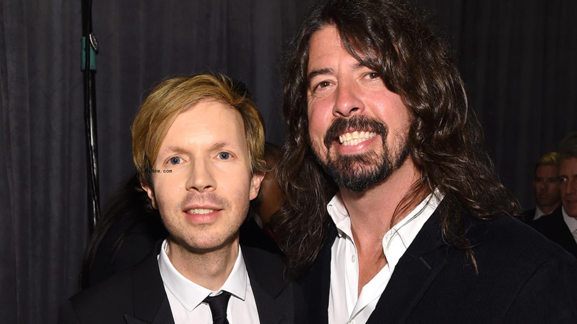 Dave Grohl Sits in With Beck for Seals and Crofts’ Classic ‘Summer Breeze’ at L.A.’s Tiny Largo Theater