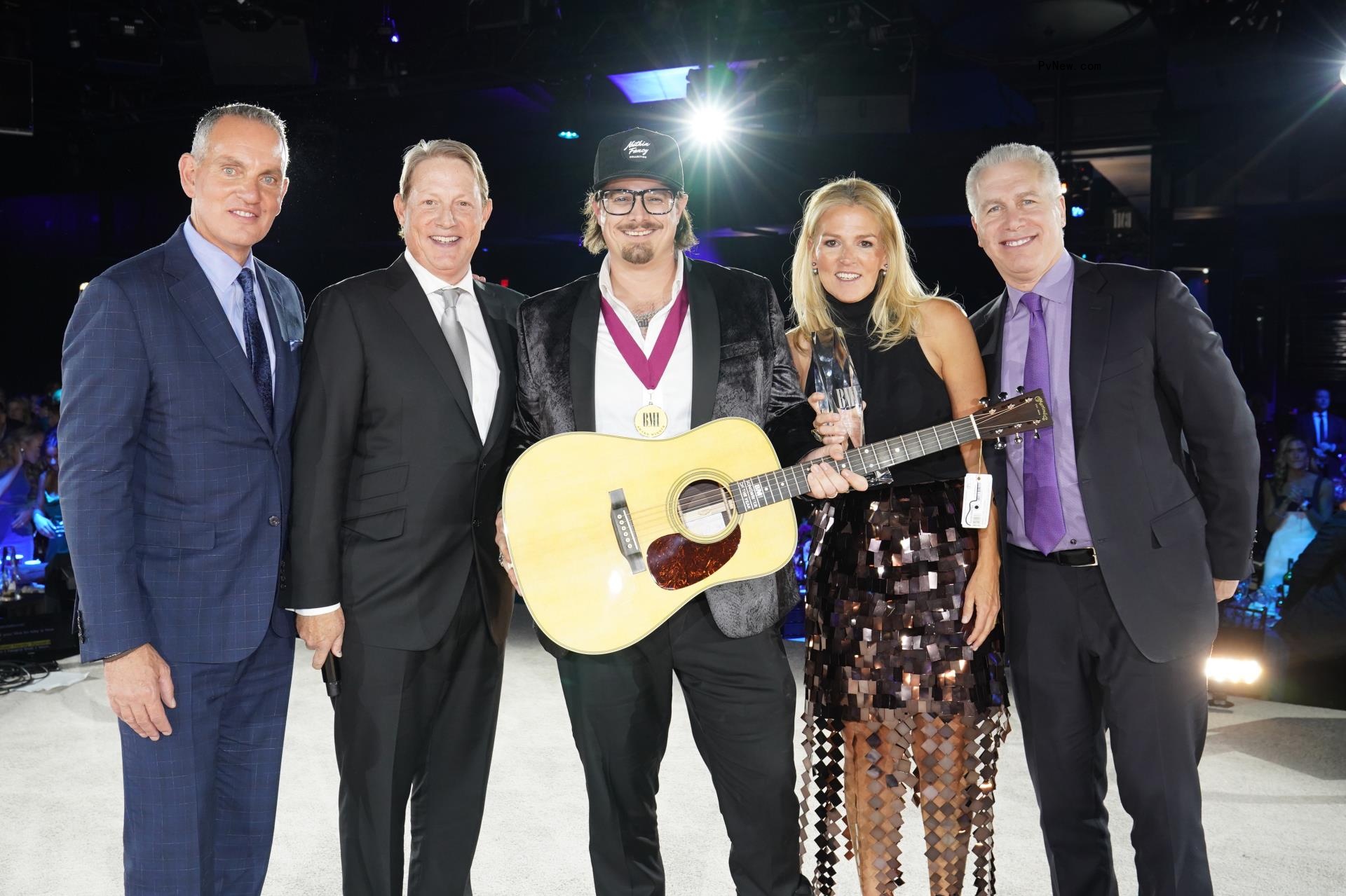 Luke Combs, Hardy Win Top So<i></i>ngwriting Ho<i></i>nors at BMI Country Awards