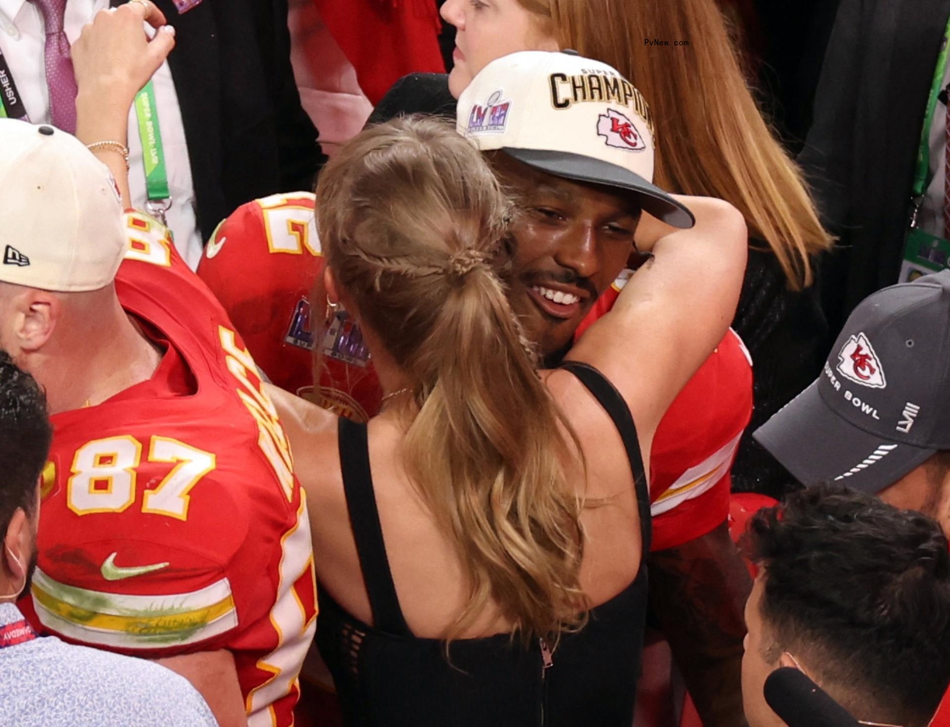 Mecole Hardman, Jr. hugging Taylor Swift.