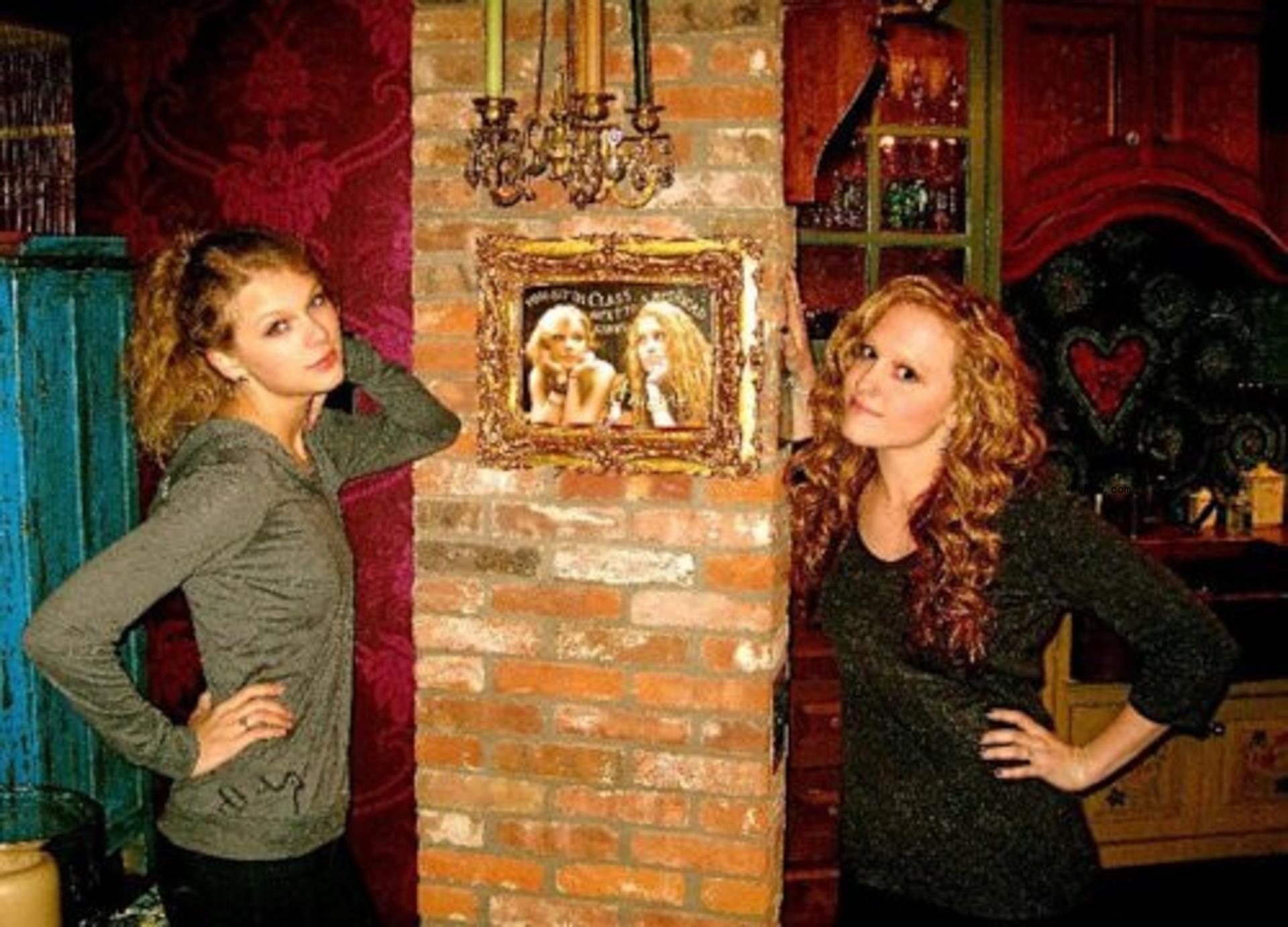 Taylor Swift and Katie Couric in her Nashville kitchen