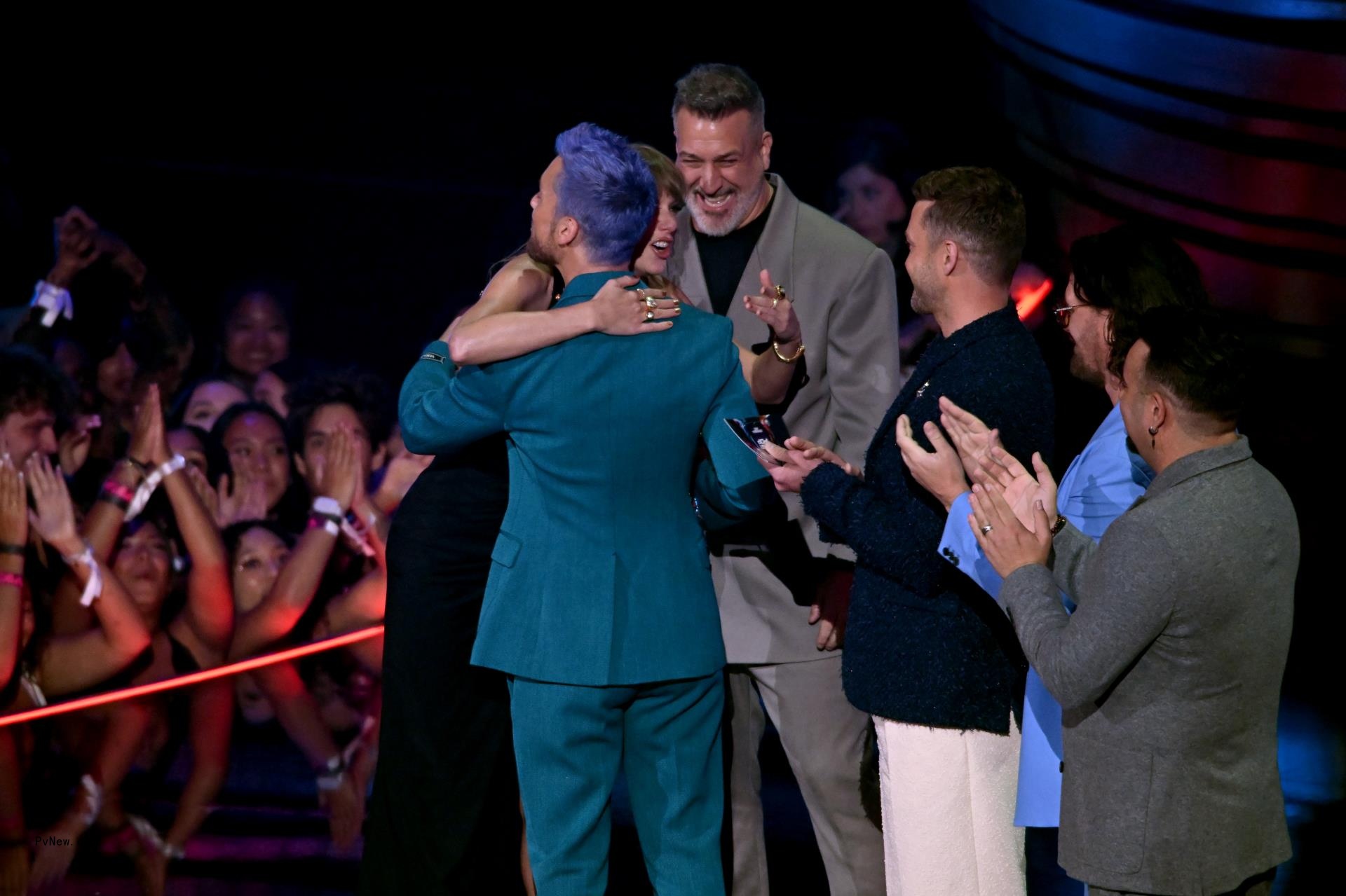 Taylor Swift and Lance Bass hugging