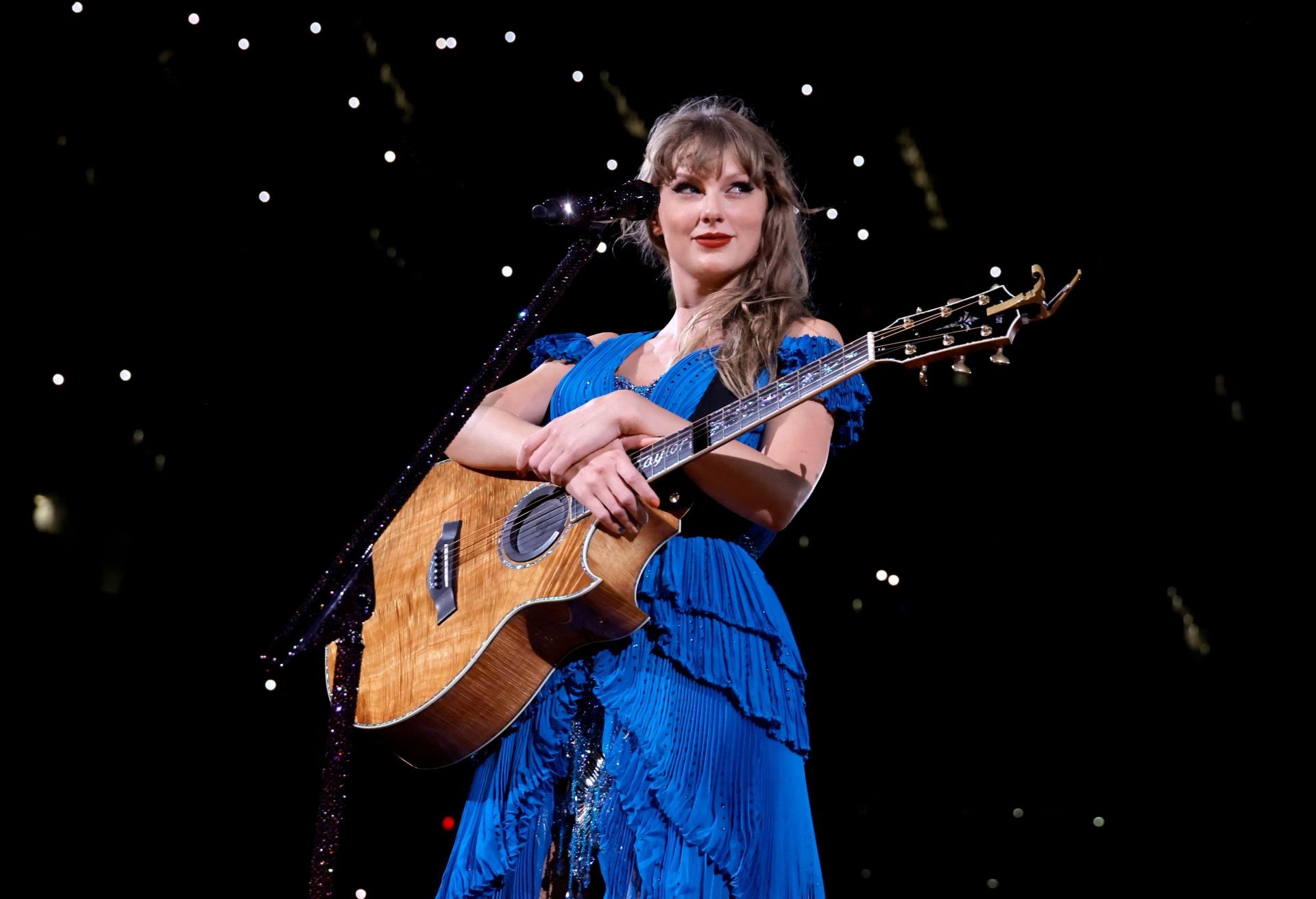 Taylor Swift performing.