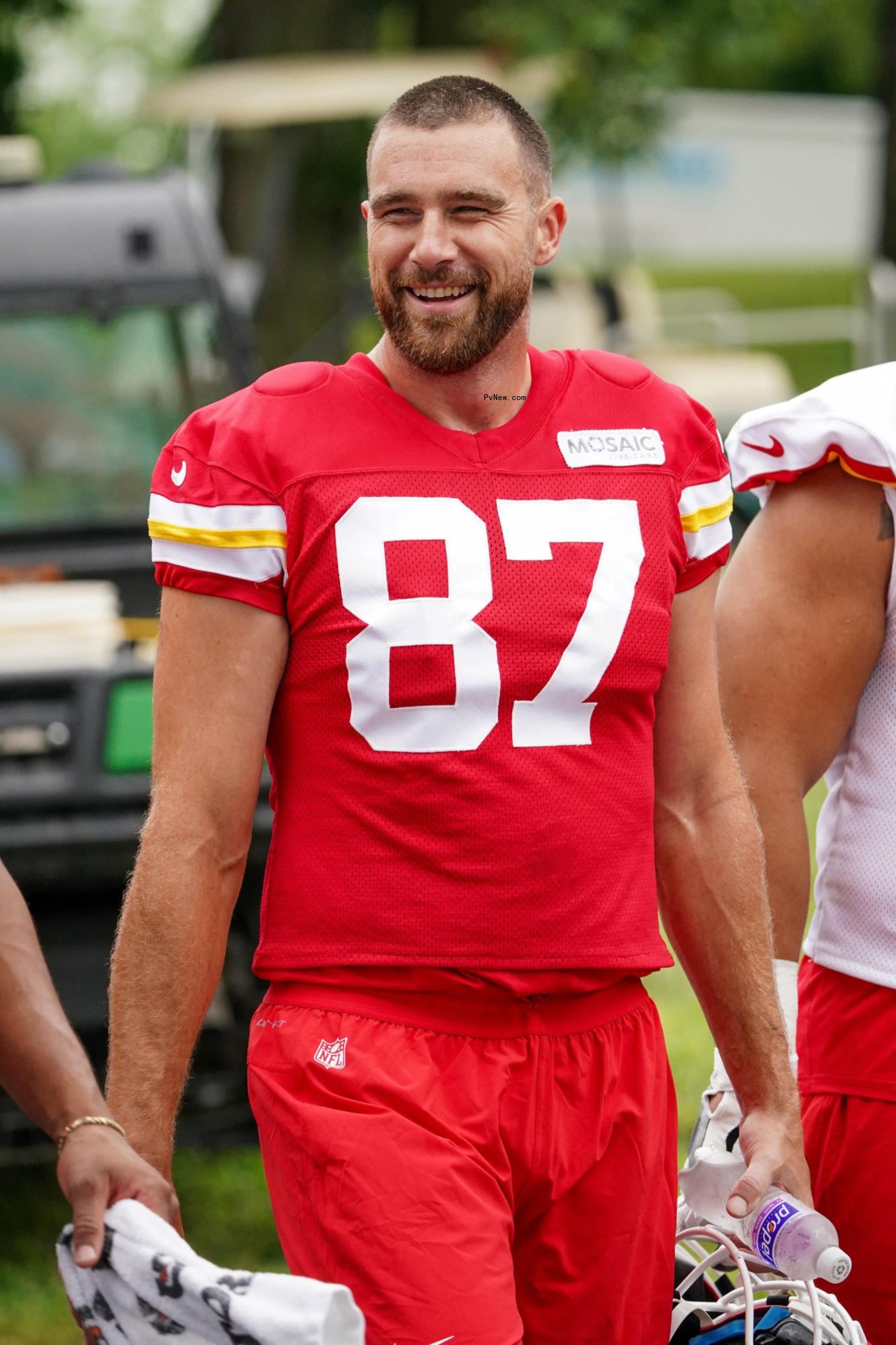 Kelce tried -- and failed -- to give Swift his phone number at her Eras Tour co<i></i>ncert in August.