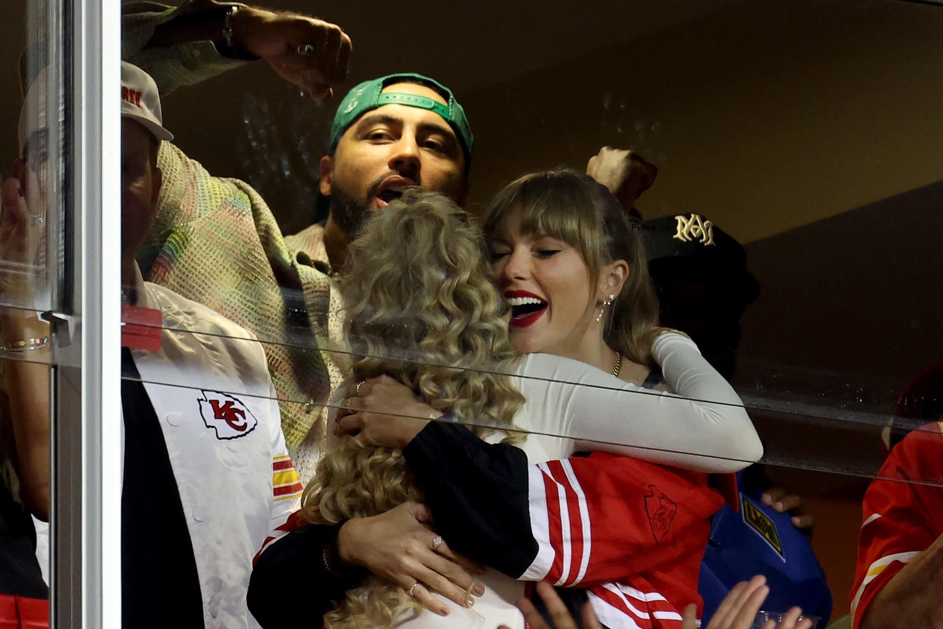Taylor Swift with Brittany Mahomes.