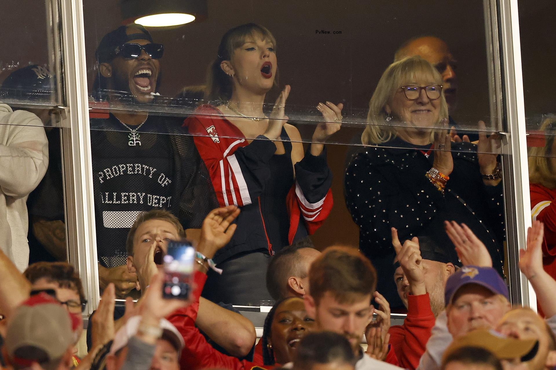 Taylor Swift and Do<i></i>nna Kelce.