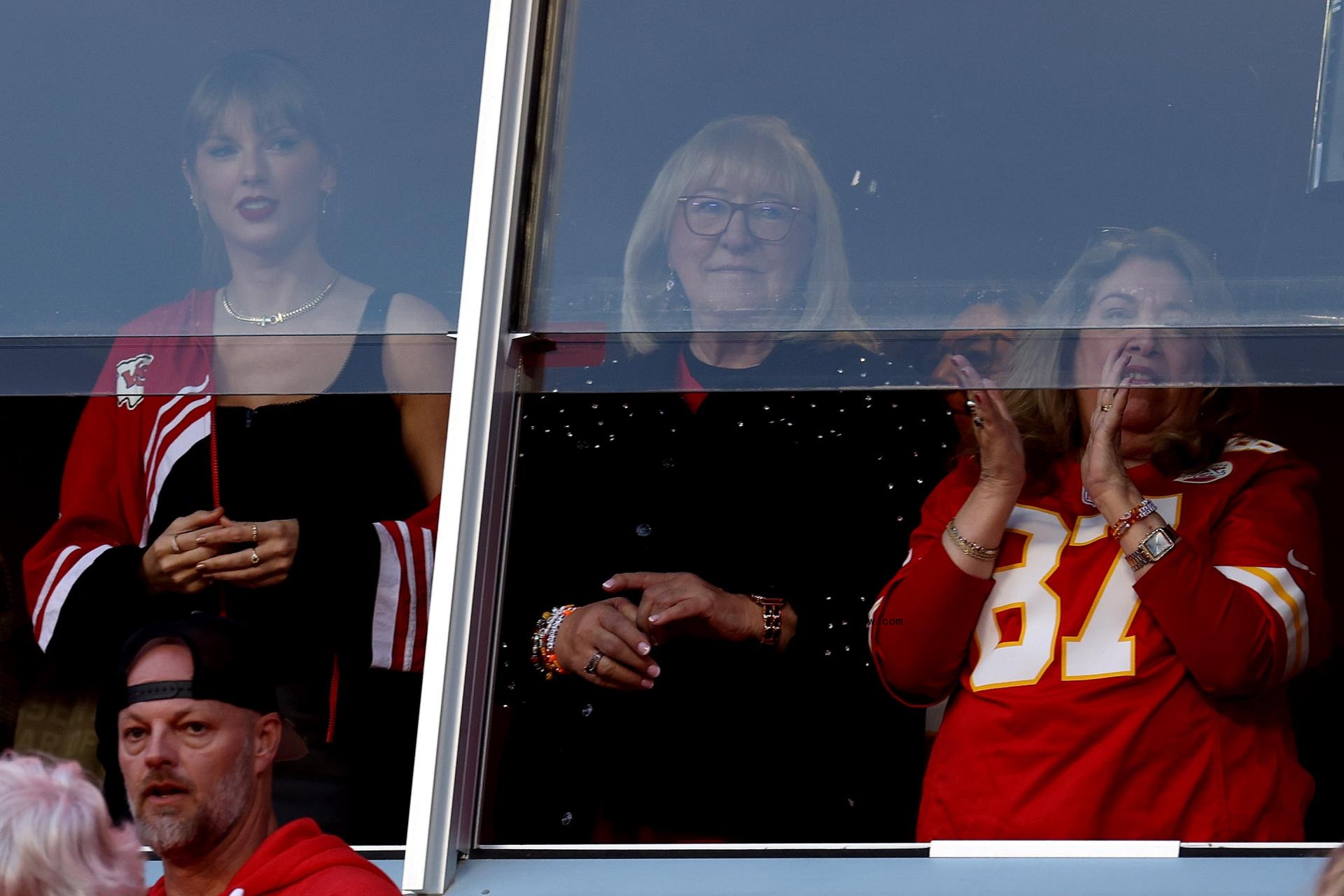 do<i></i>nna Kelce and Taylor Swift