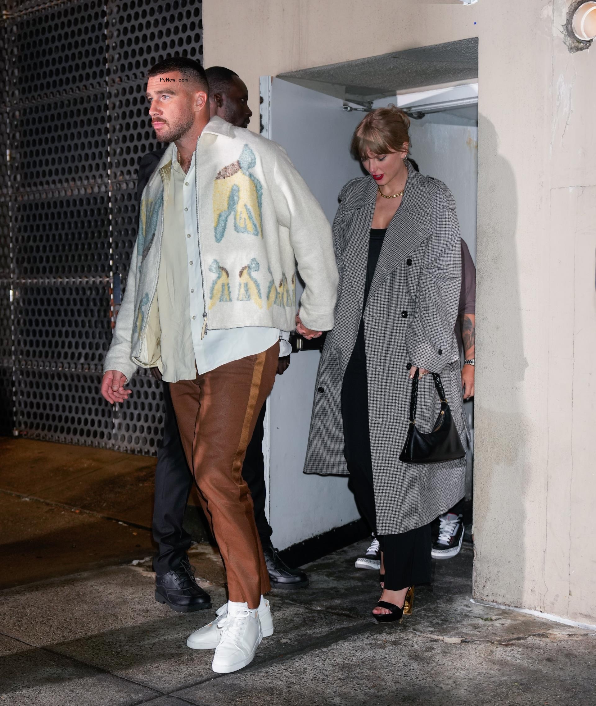 Taylor swift and Travis Kelce.