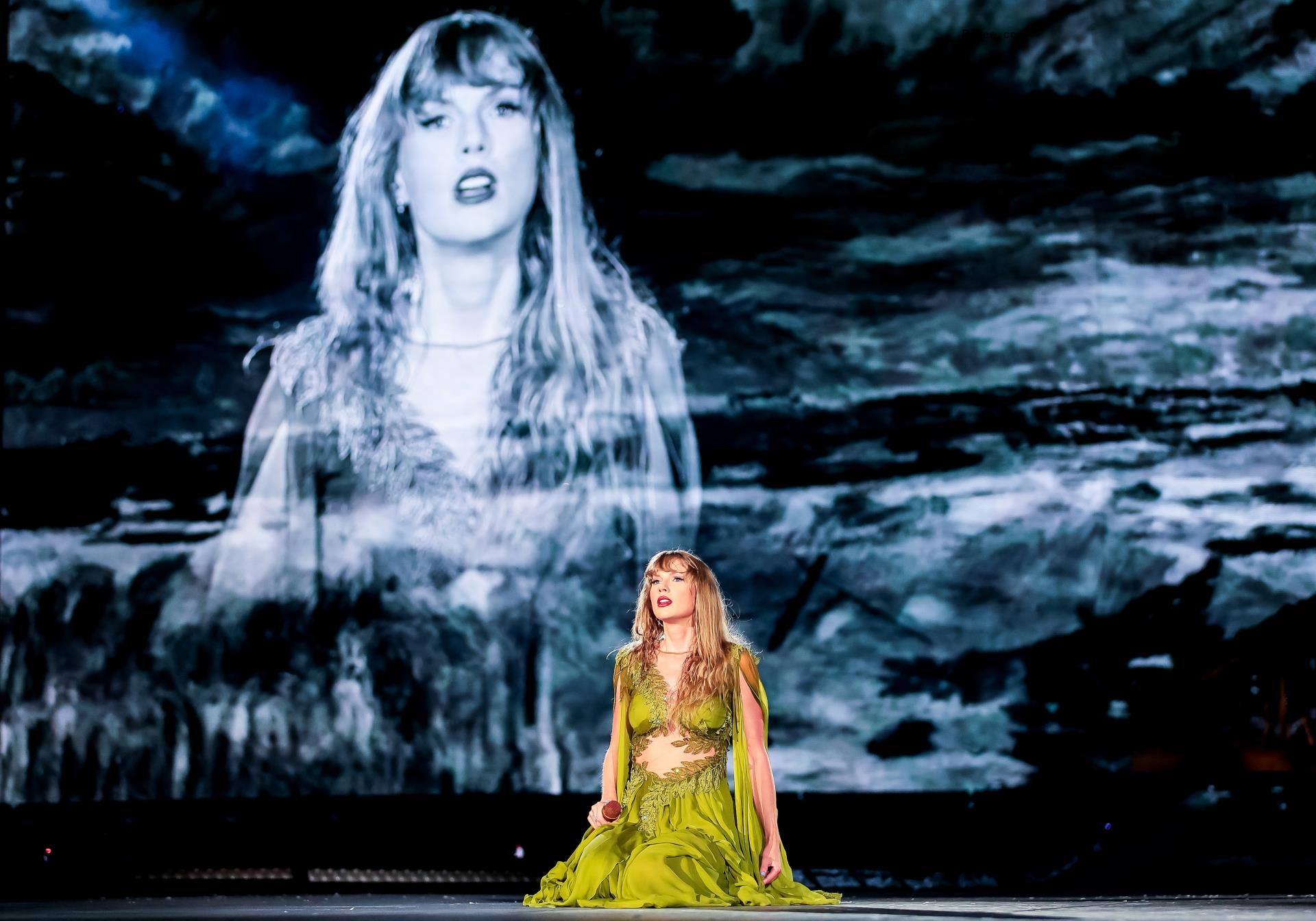 Taylor Swift on stage
