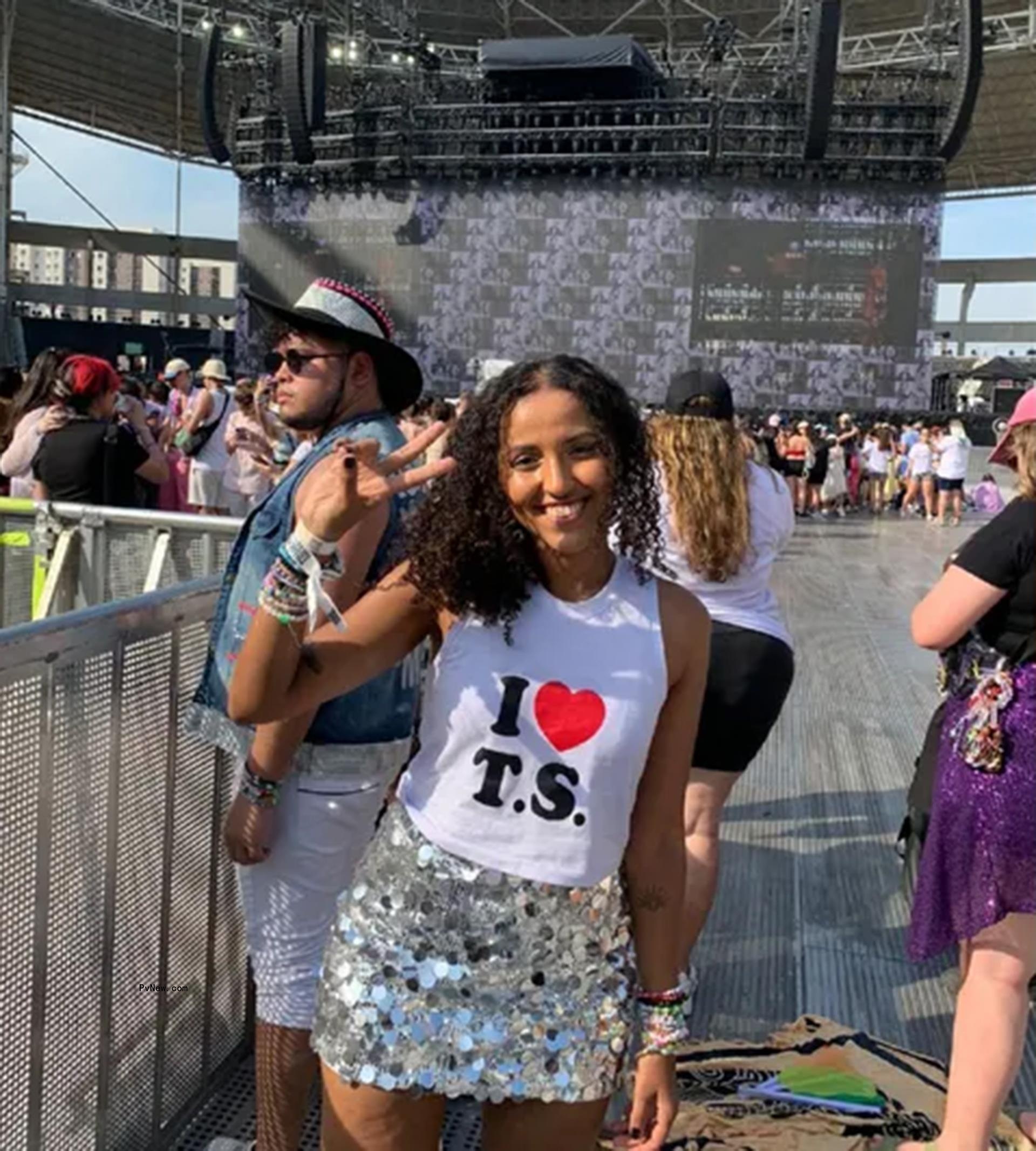 Ana Clara Benevides at Taylor Swift's concert.