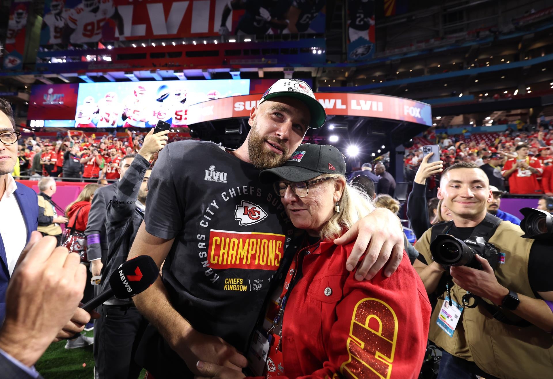 Do<i></i>nna Kelce and Travis Kelce