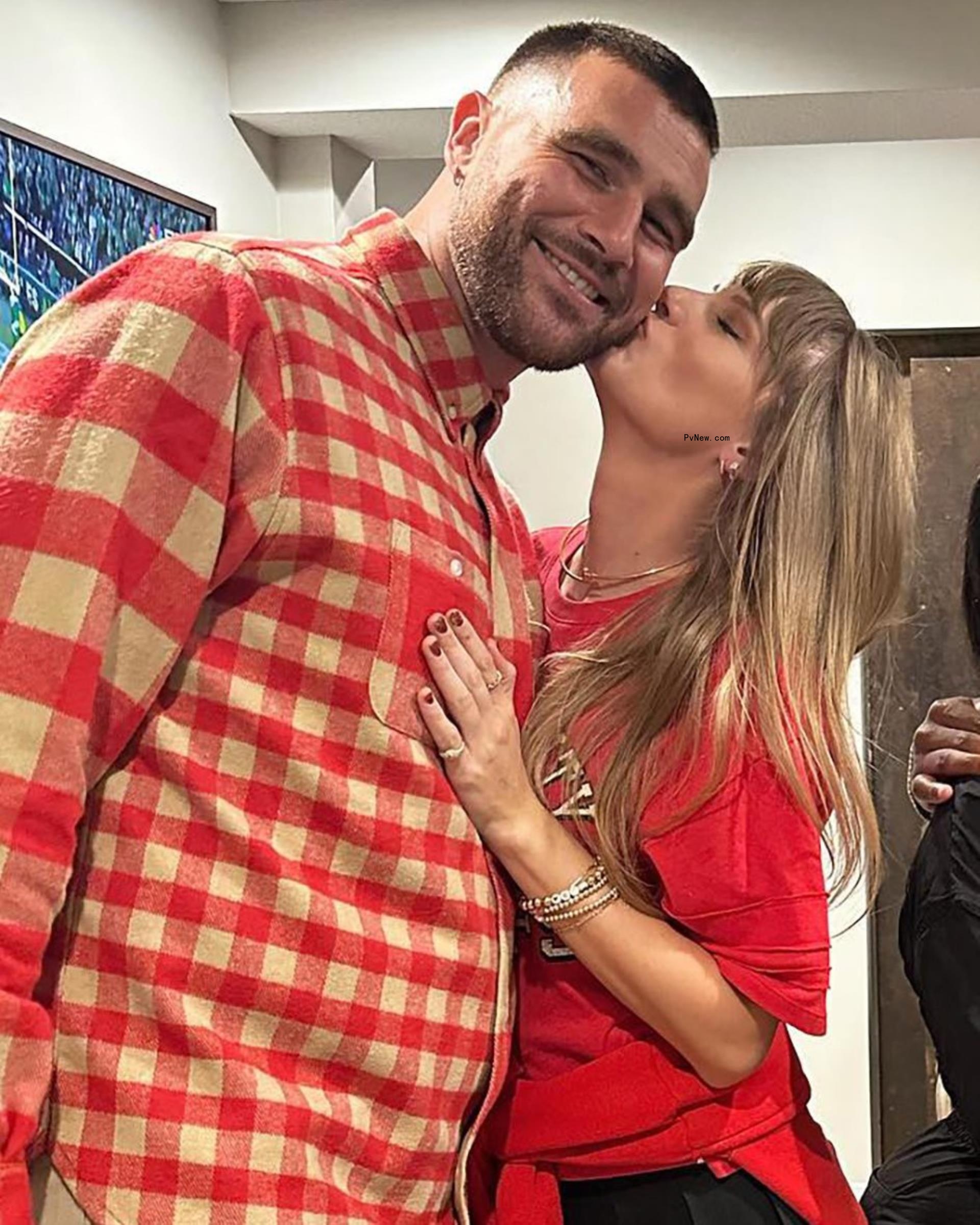 A photo of Taylor Swift and Travis Kelce