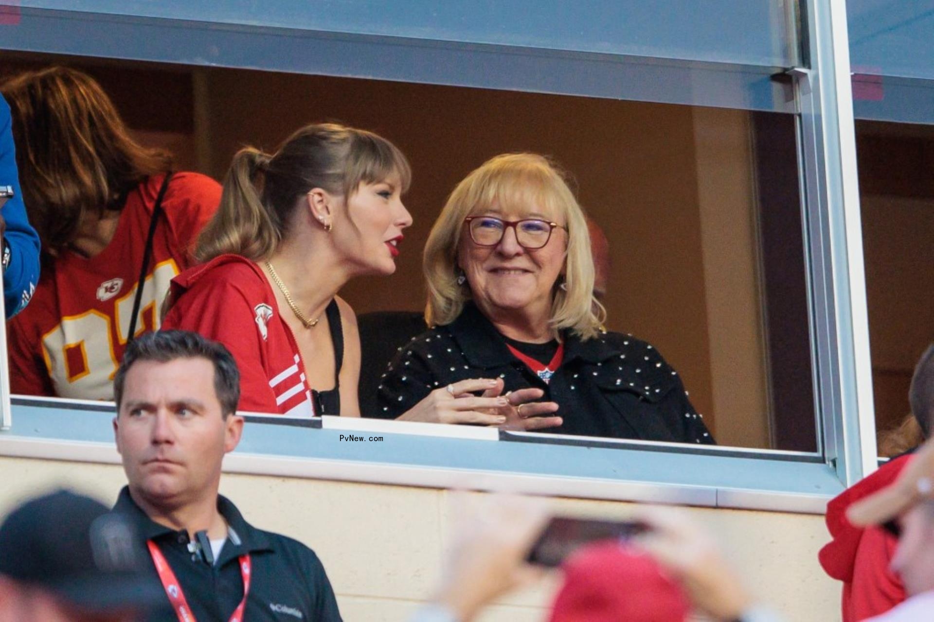 Taylor Swift and Do<i></i>nna Kelce