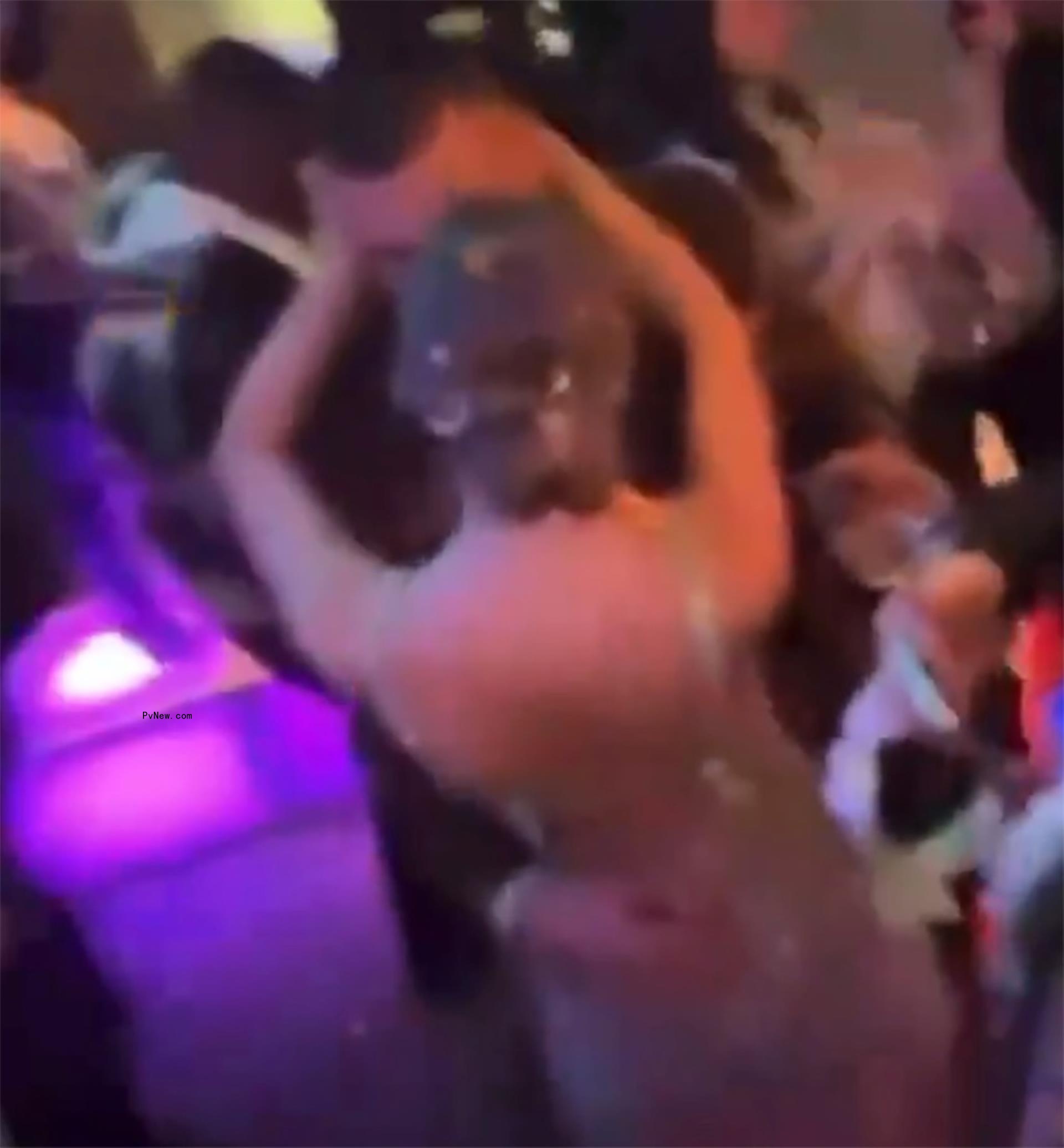 Taylor Swift kissing Travis Kelce