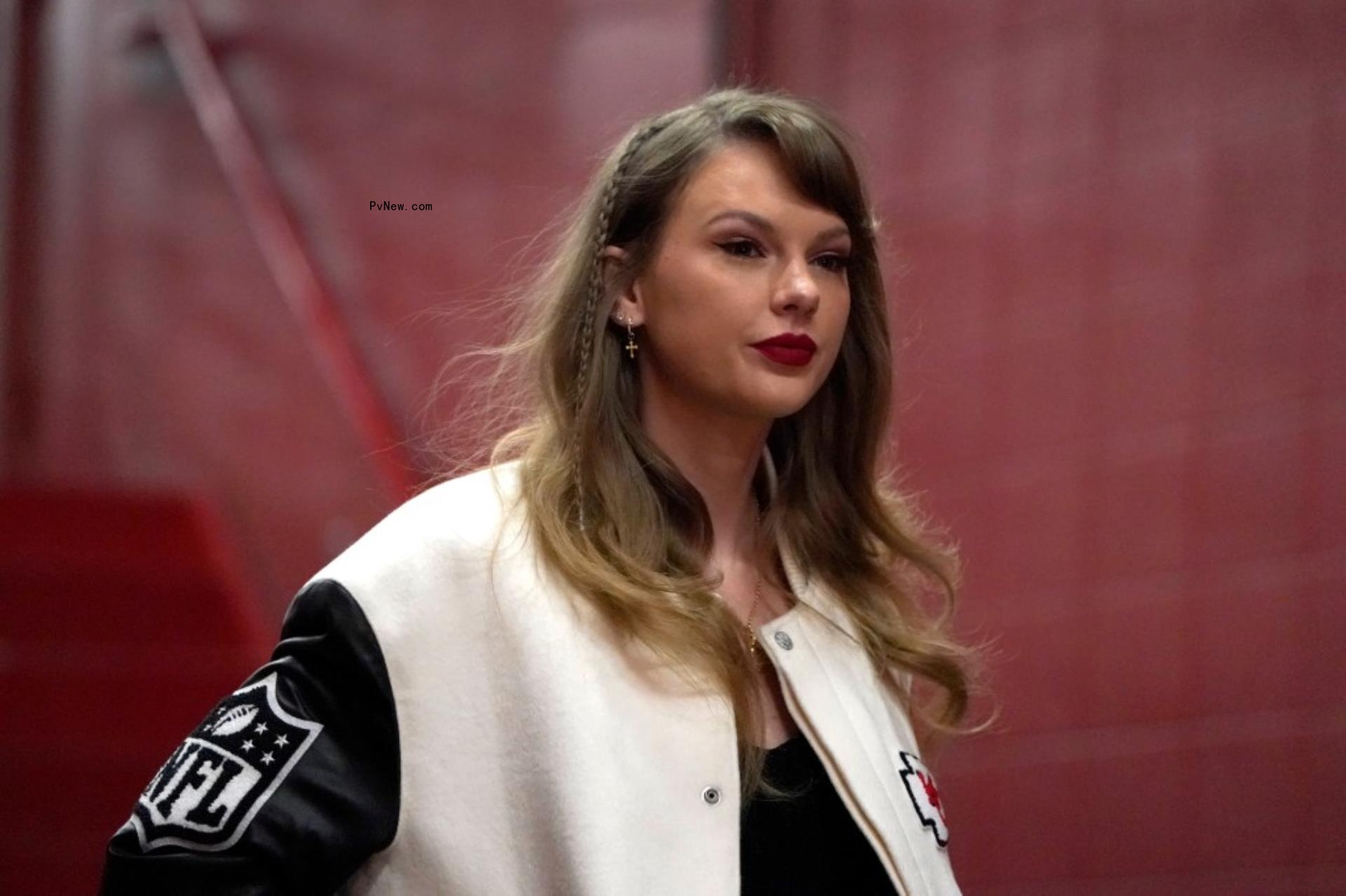 Taylor Swift walking