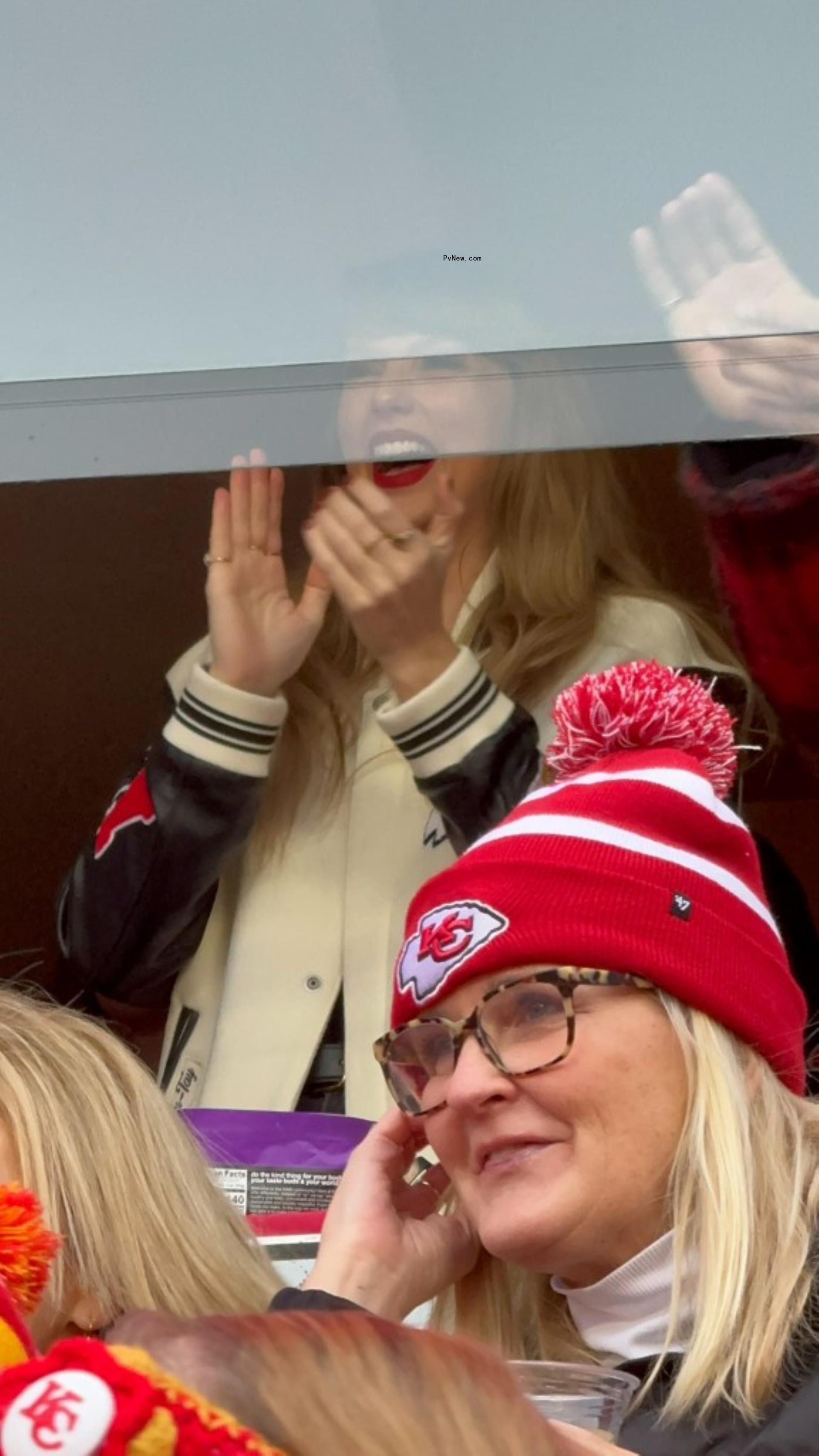 Taylor Swift clapping at Chiefs game