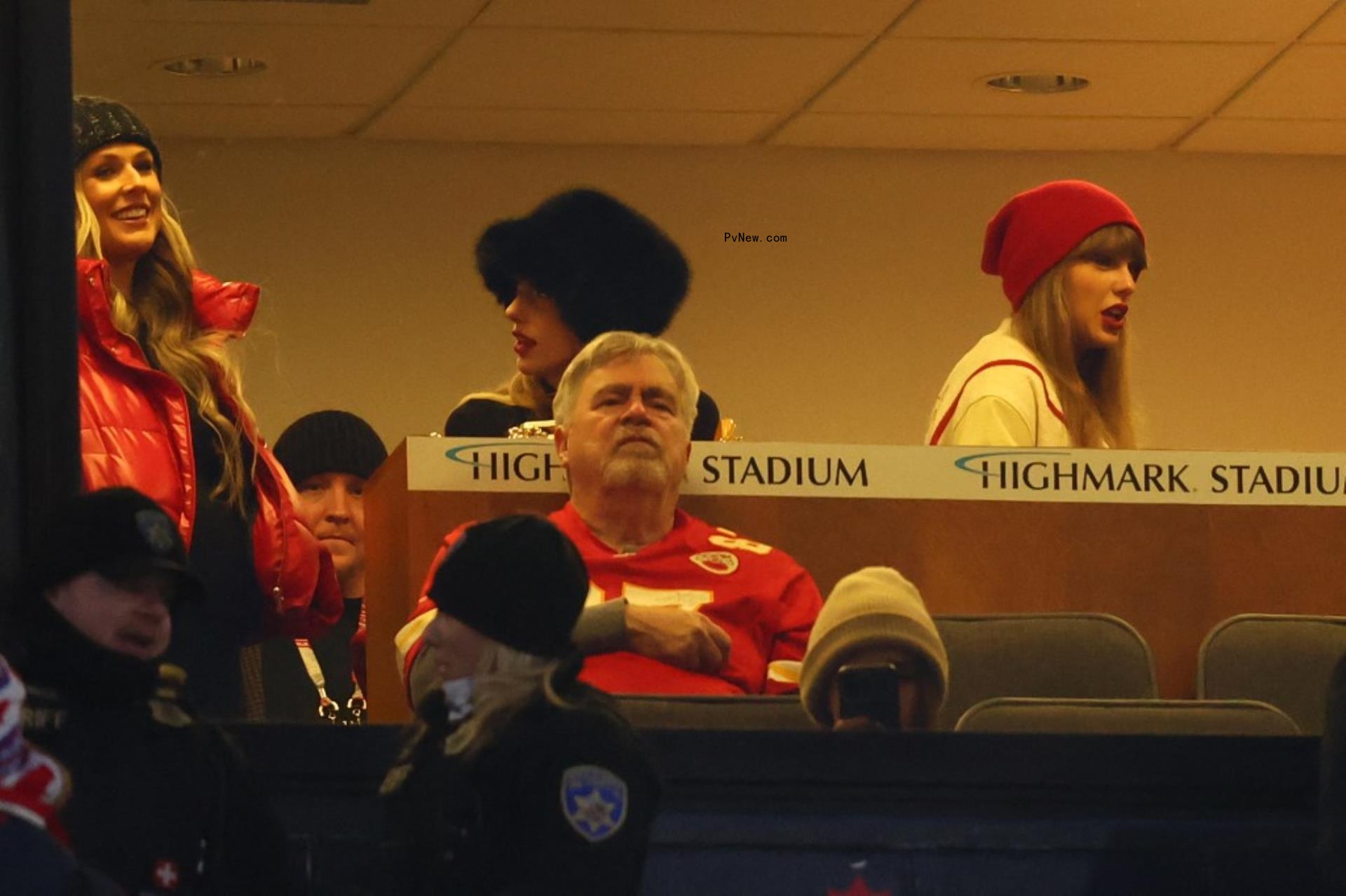 Taylor Swift with Do<i></i>nna Kelce and Kylie Kelce