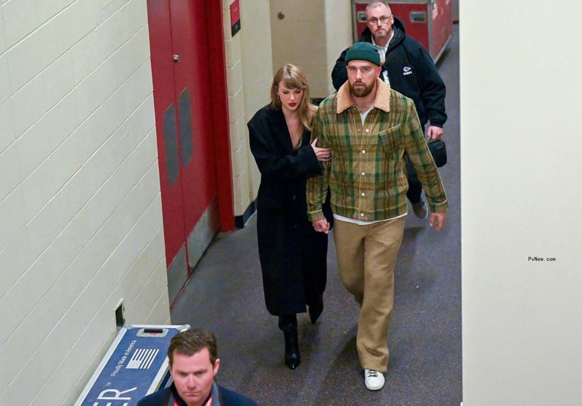 Taylor Swift and Travis Kelce walking