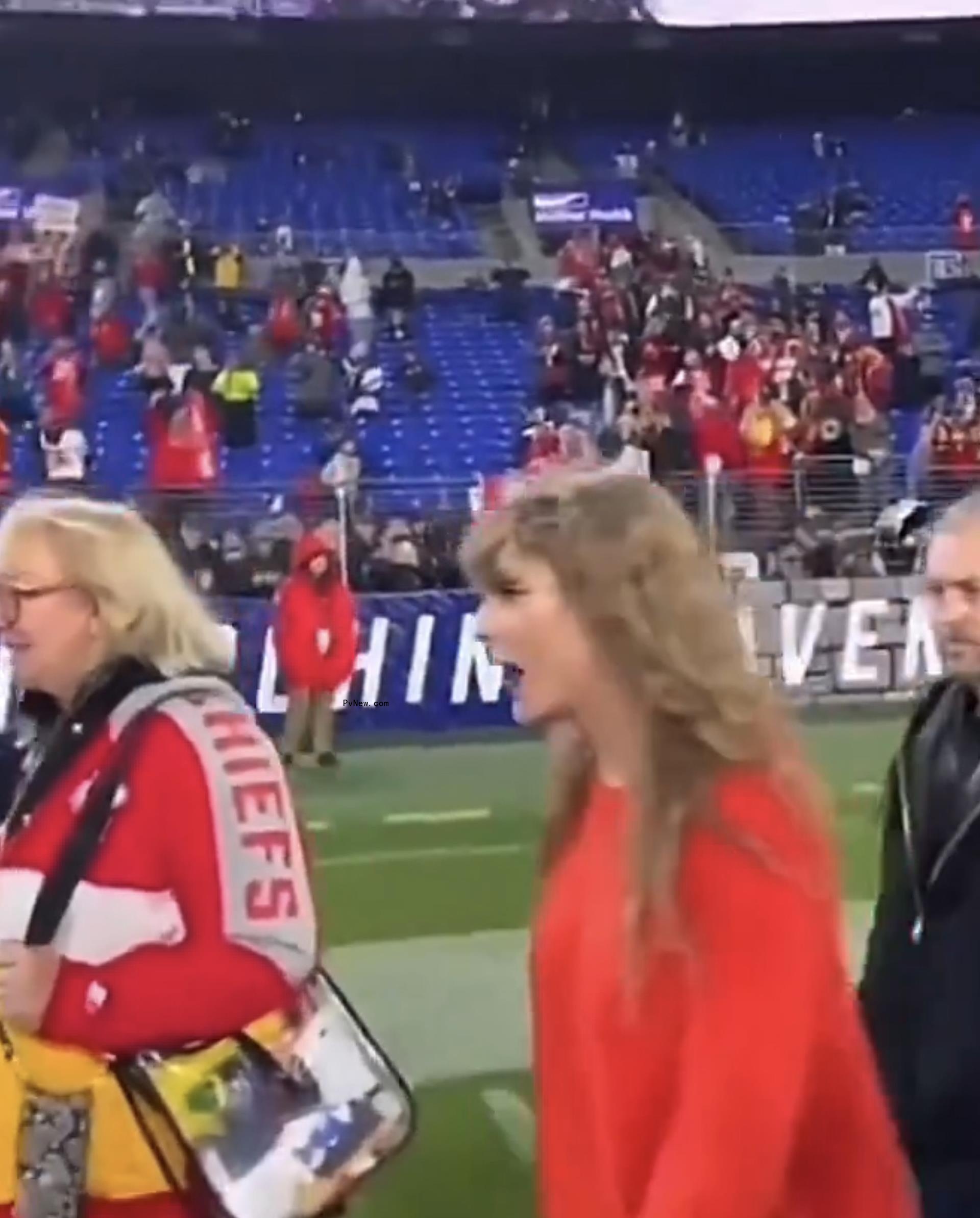 Taylor swift with Do<i></i>nna kelce on the football field.
