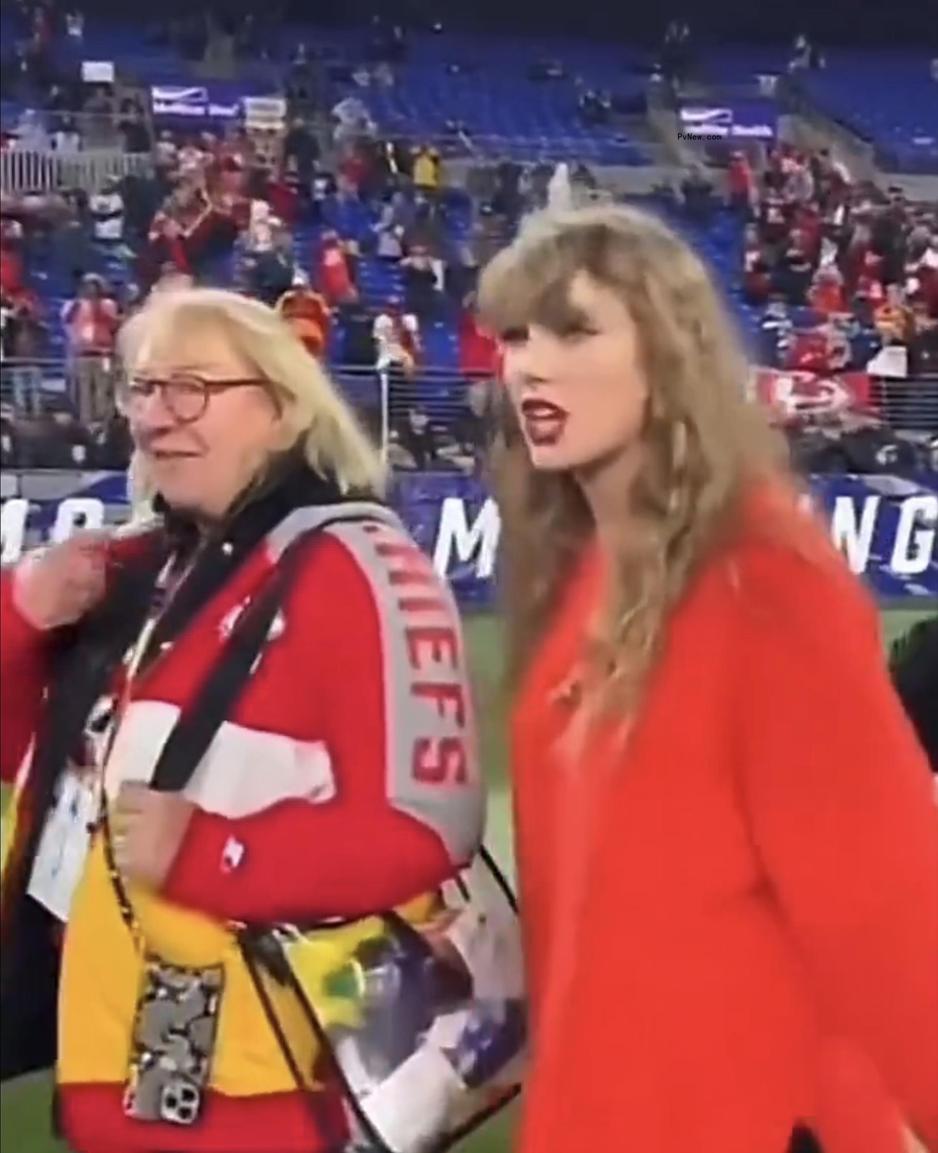 Taylor Swift and Do<i></i>nna Kelce