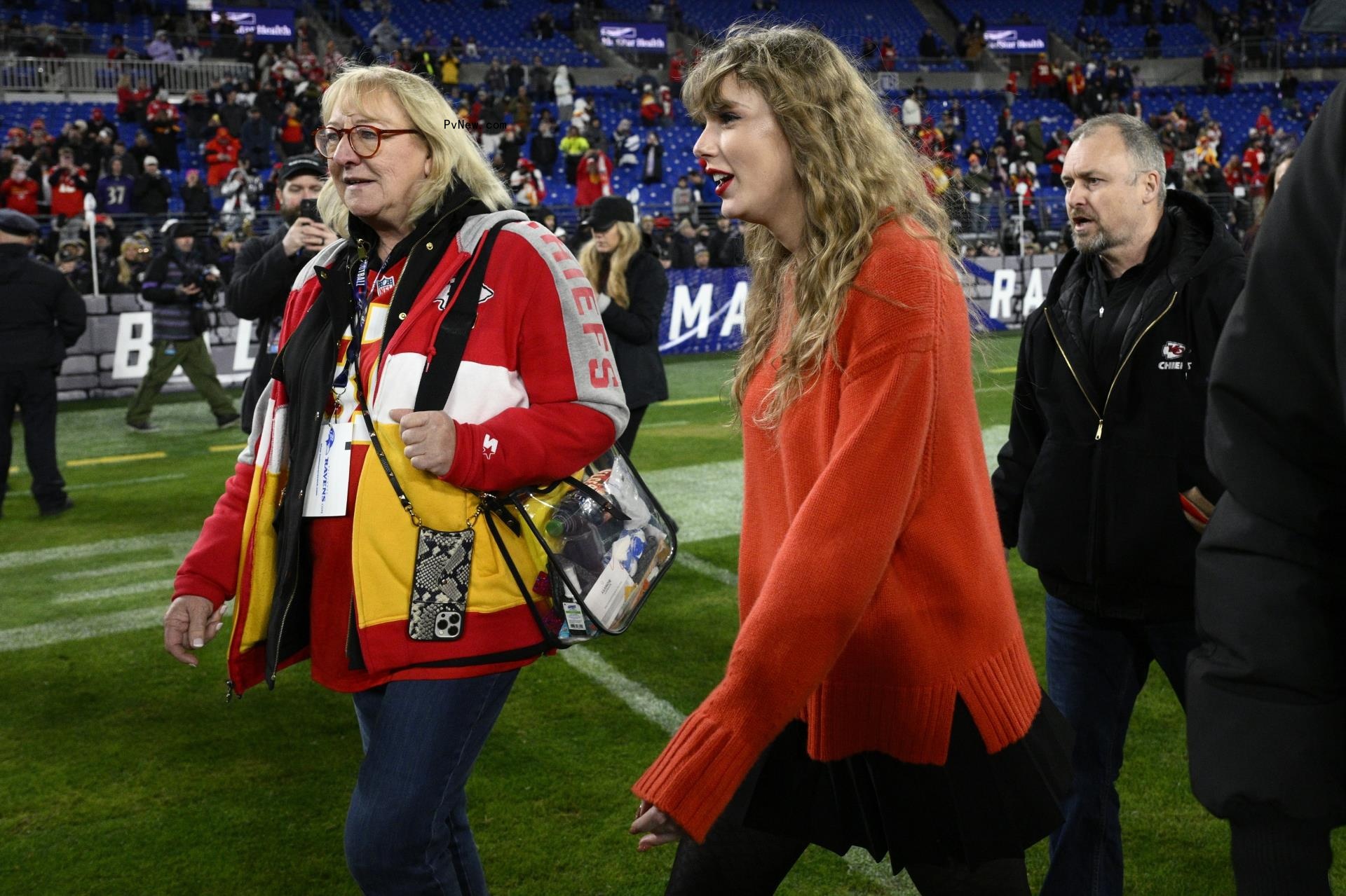 Taylor Swift walking with Do<i></i>nna Kelce