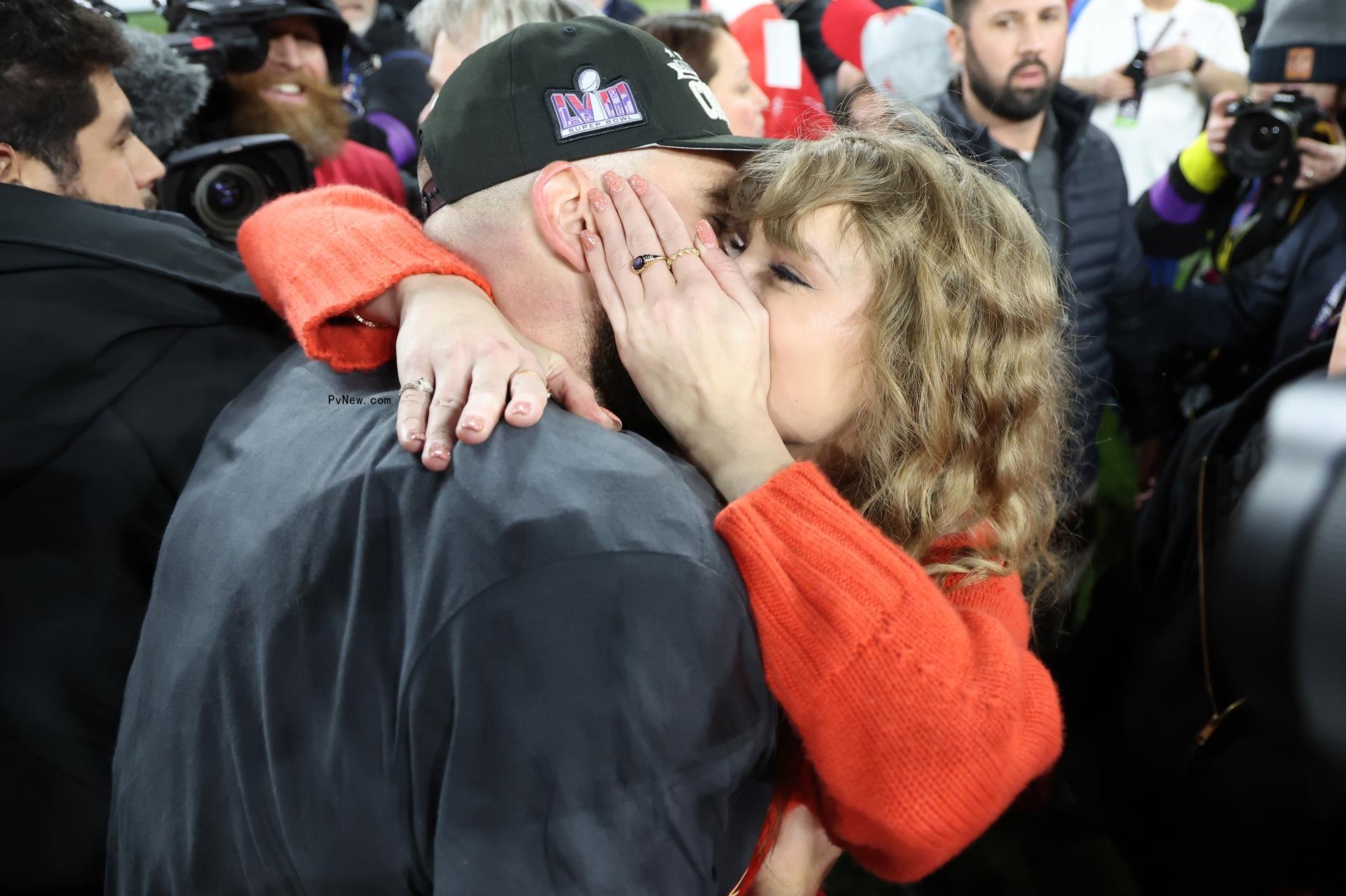 Taylor Swift kissing travis kelce