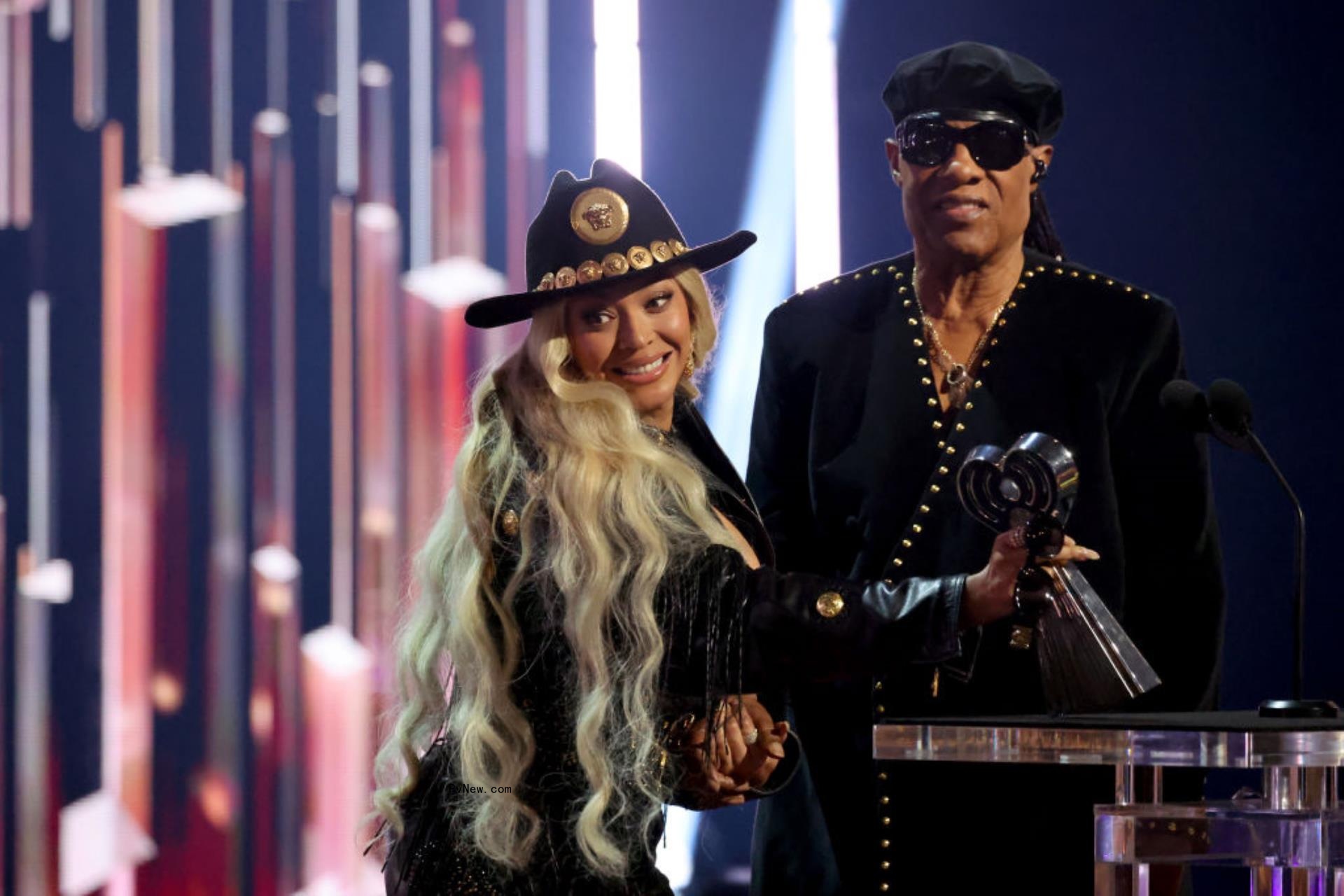 Beyoncé Reveals Stevie Wo<i></i>nder Played Harmo<i></i>nica on ‘Jolene’ Cover, Thanks Him During iHeartRadio Awards Speech