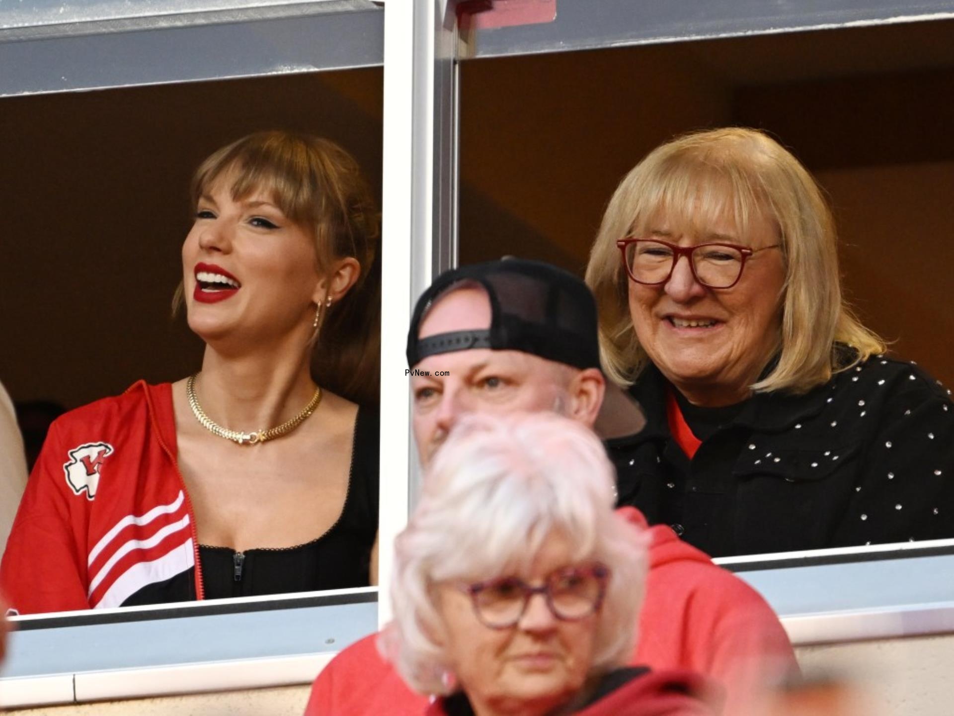 Taylor Swift and Do<i></i>nna Kelce smiling