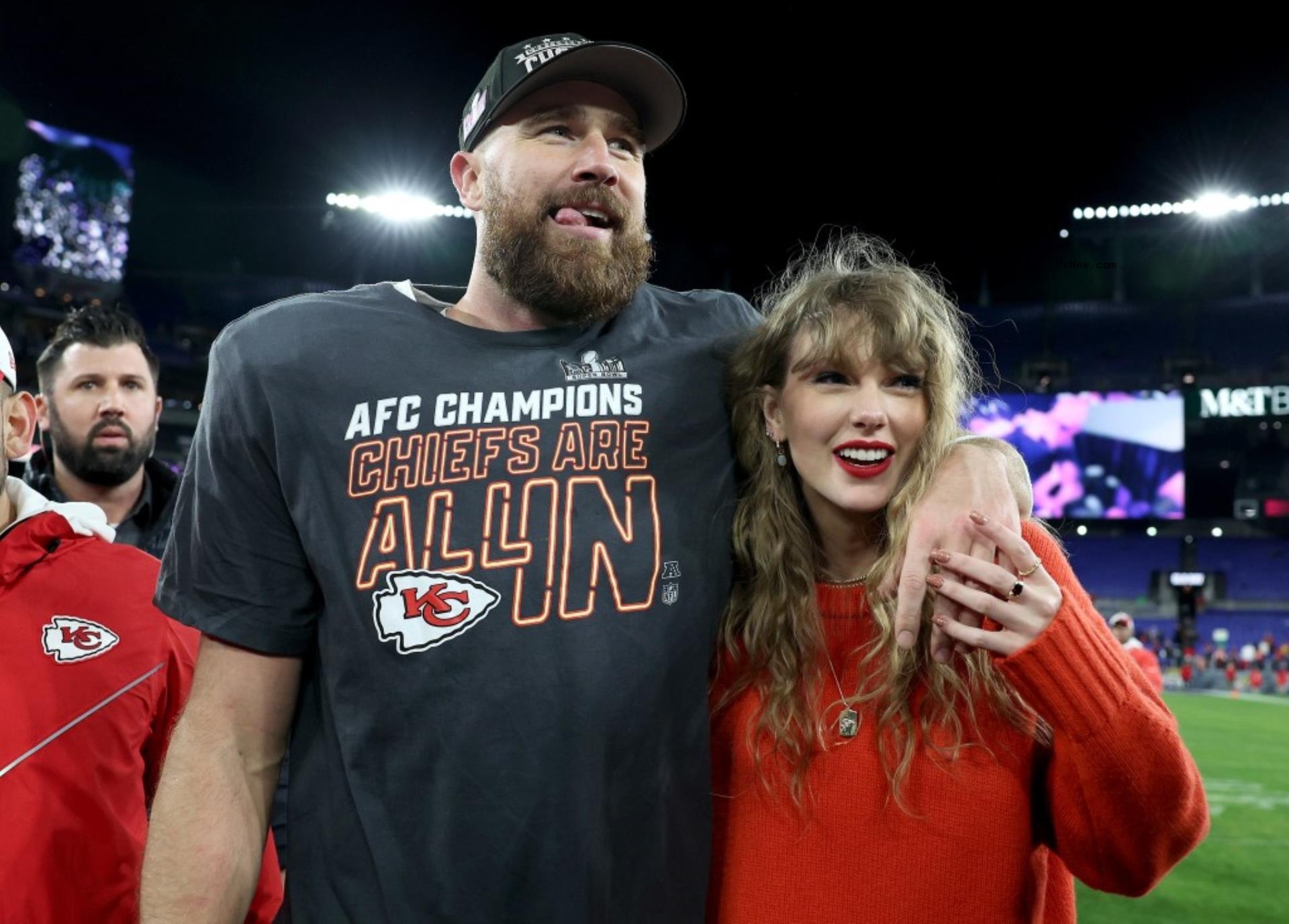 Taylor Swift and Travis Kelce smiling