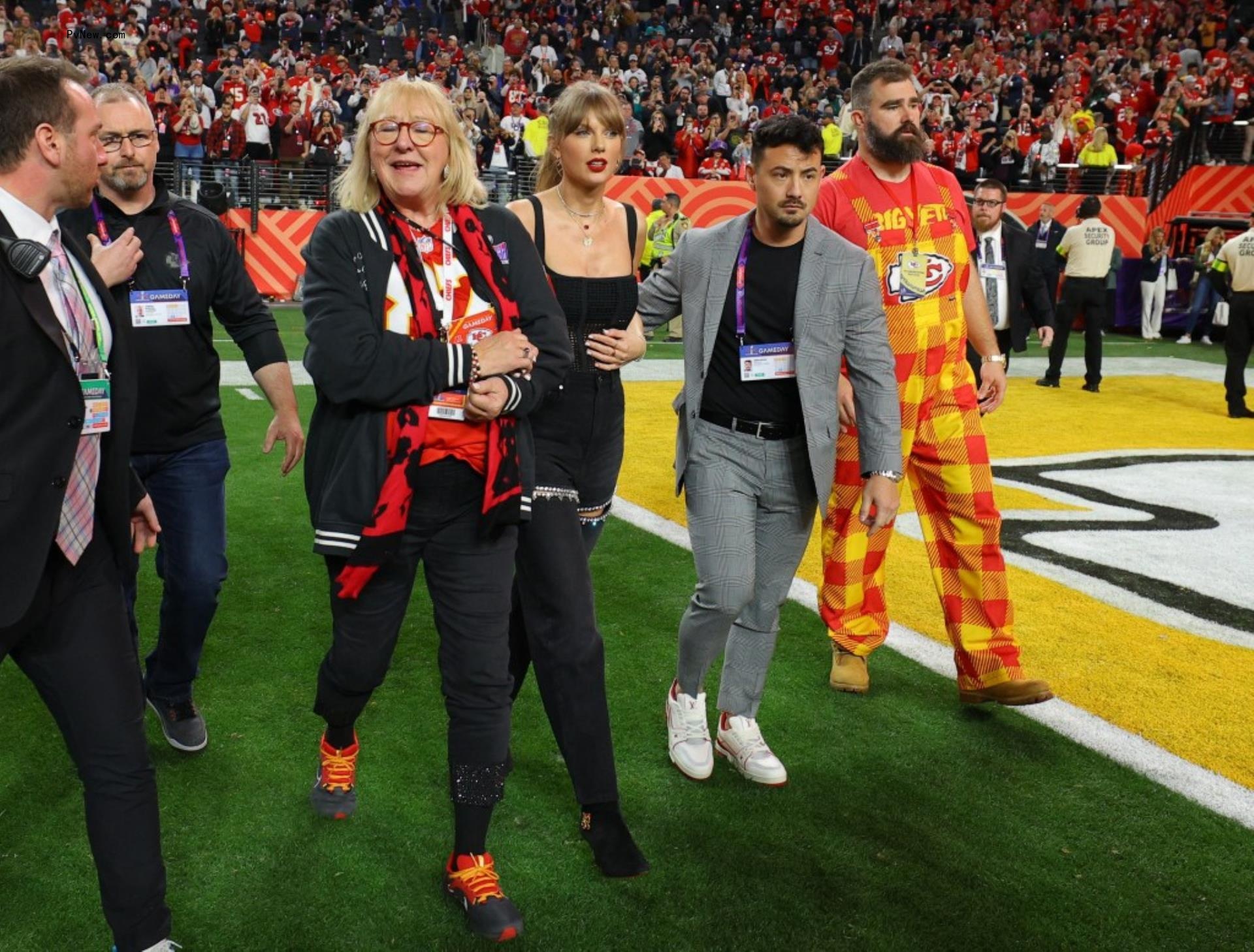 Do<i></i>nna Kelce and Taylor Swift