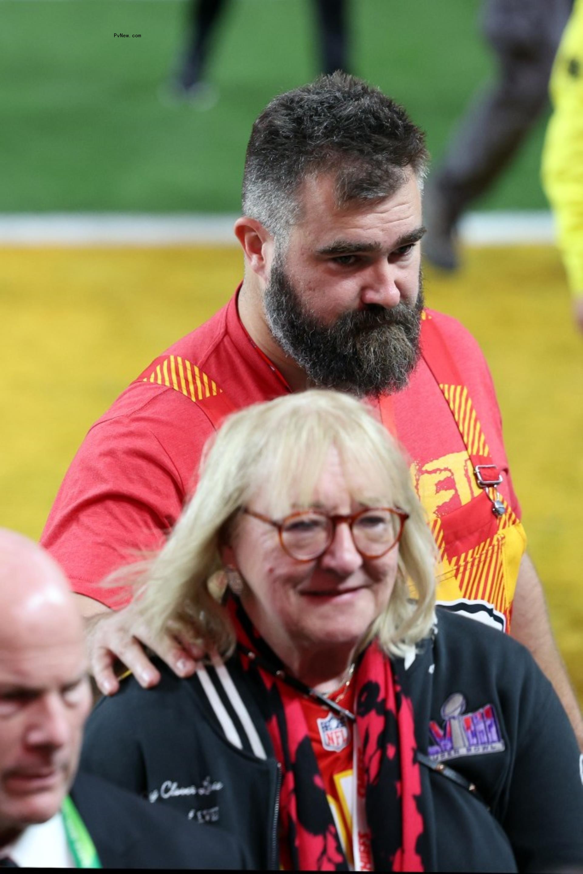 Jason Kelce and Do<i></i>nna Kelce