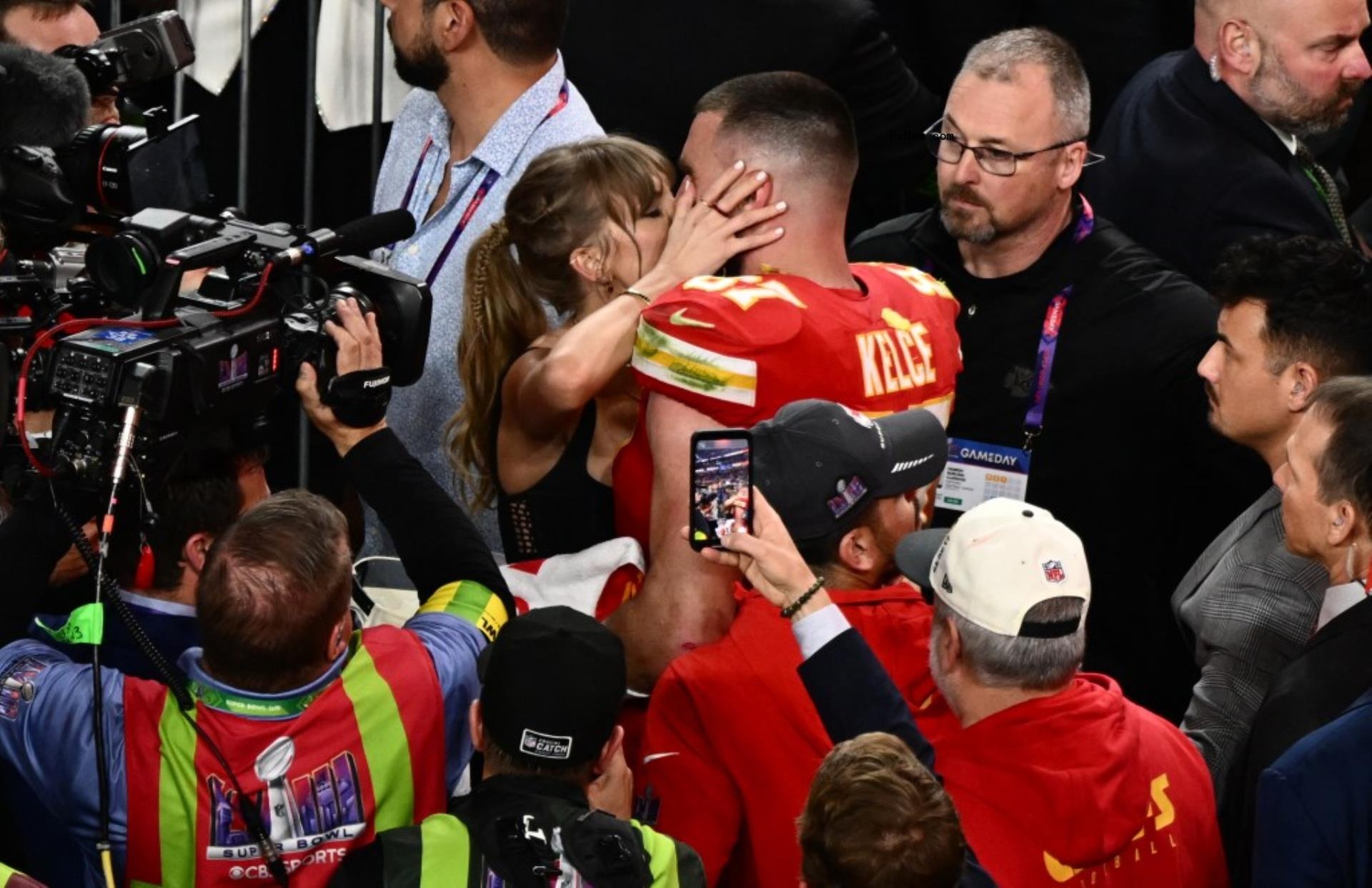 Taylor Swift and Travis Kelce kissing after Super Bowl 2024.