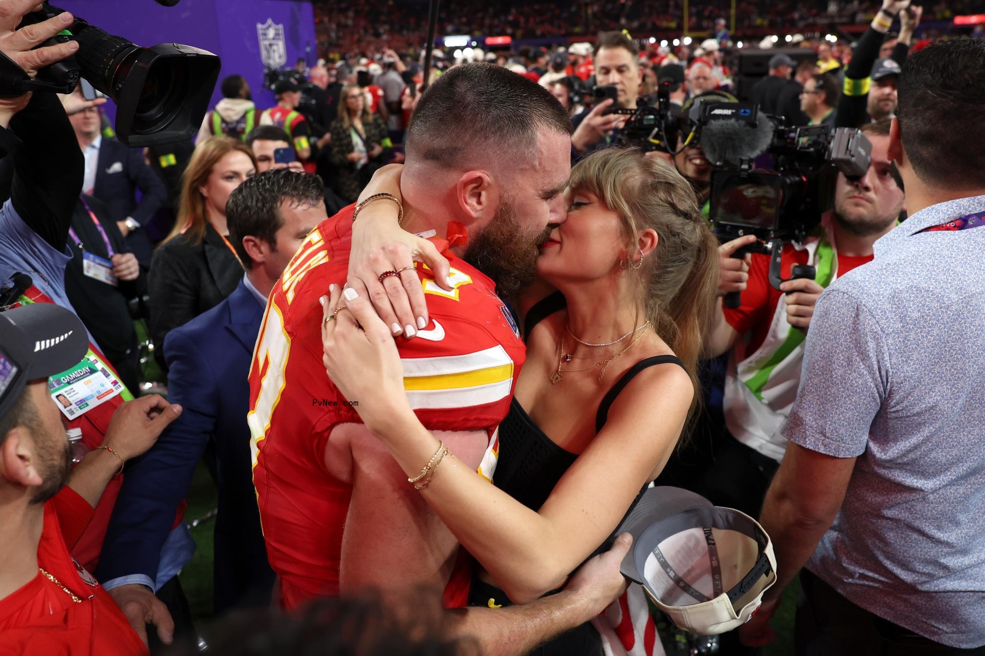 Taylor Swift and Travis Kelce kissing after Super Bowl 2024.